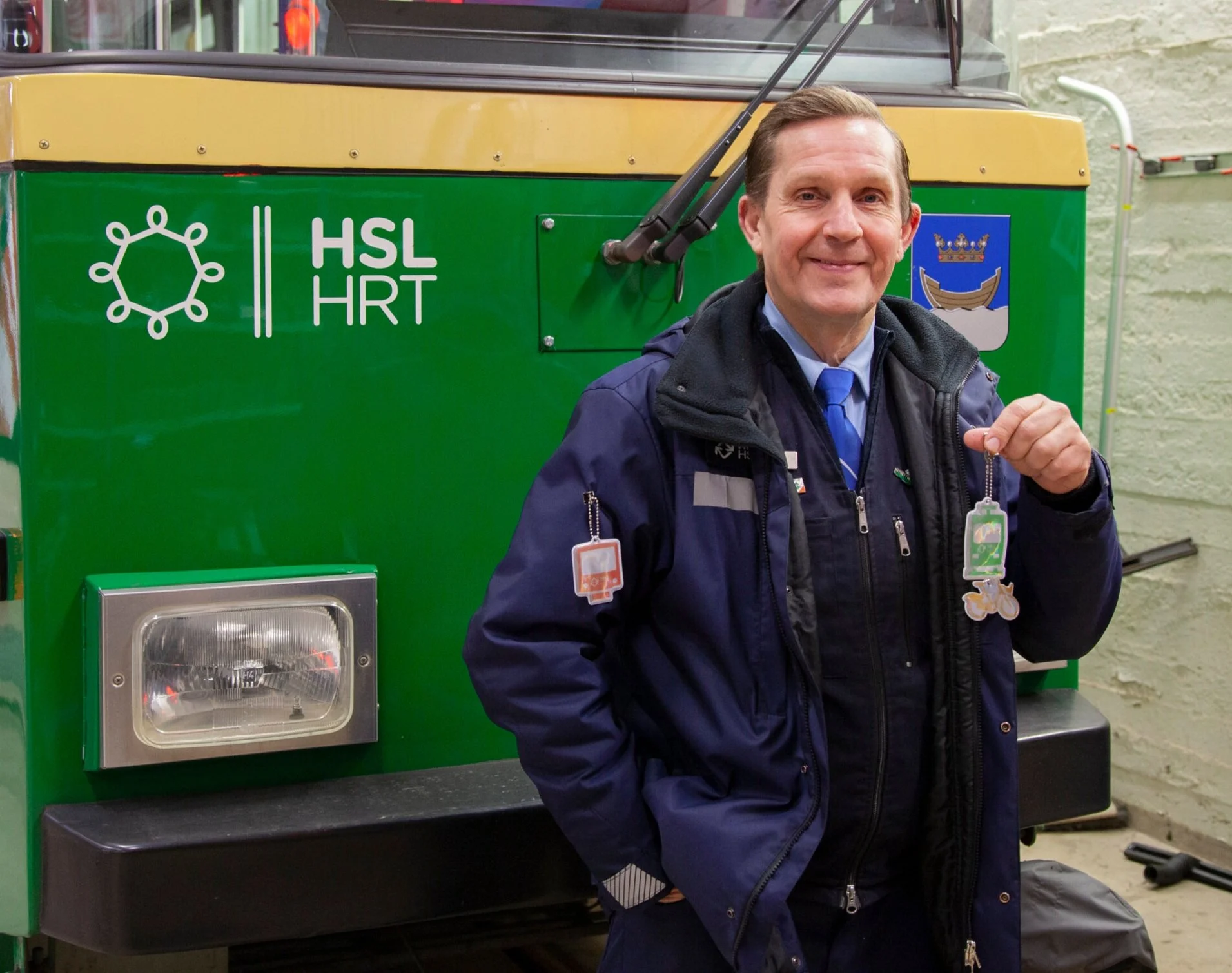 Perinteinen Lucian päivä Helsingissä - Raitiovaununkuljettajat jakavat heijastimia kaikilla linjoilla