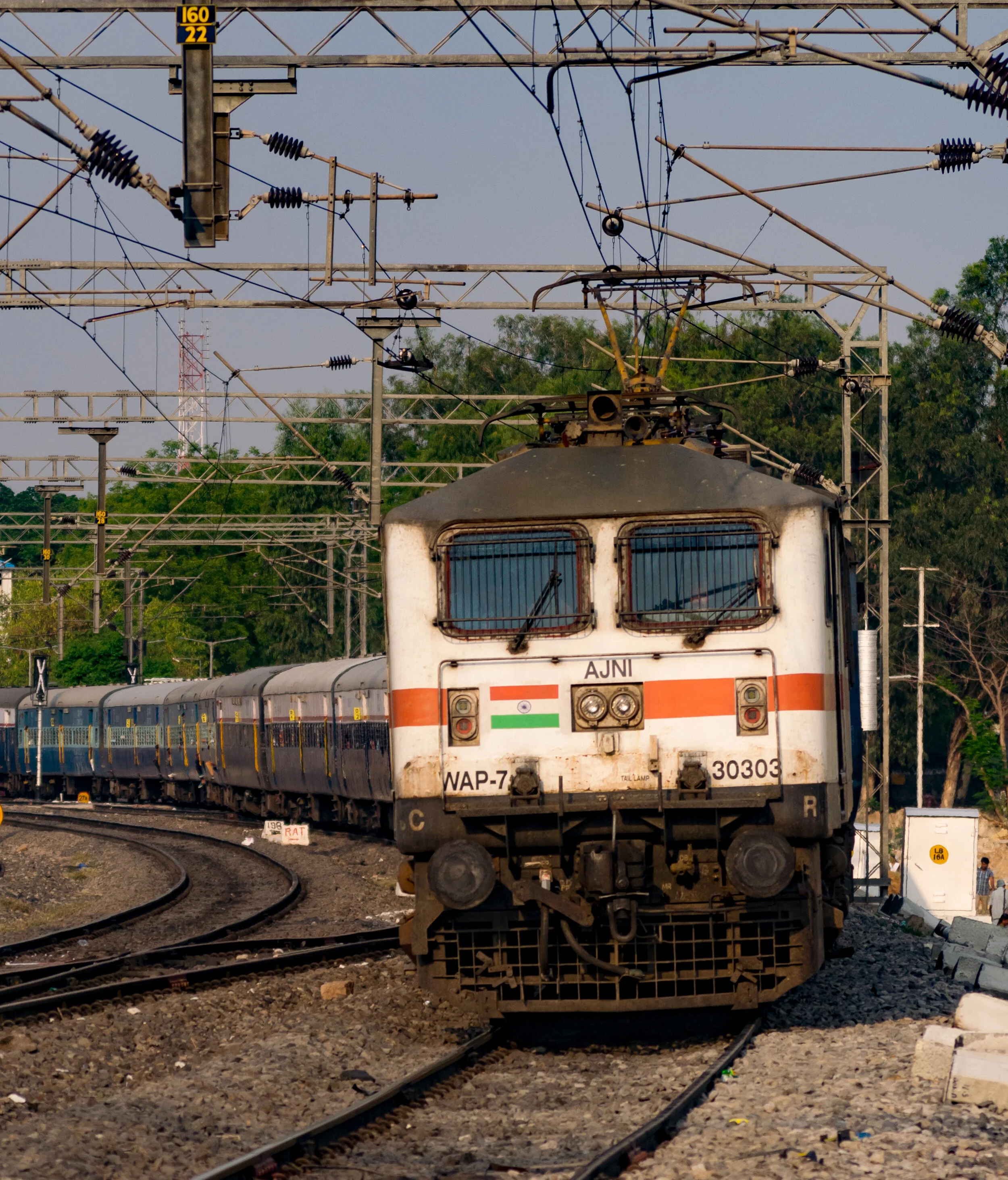 Lehti: Intia yksityistää sata junareittiä