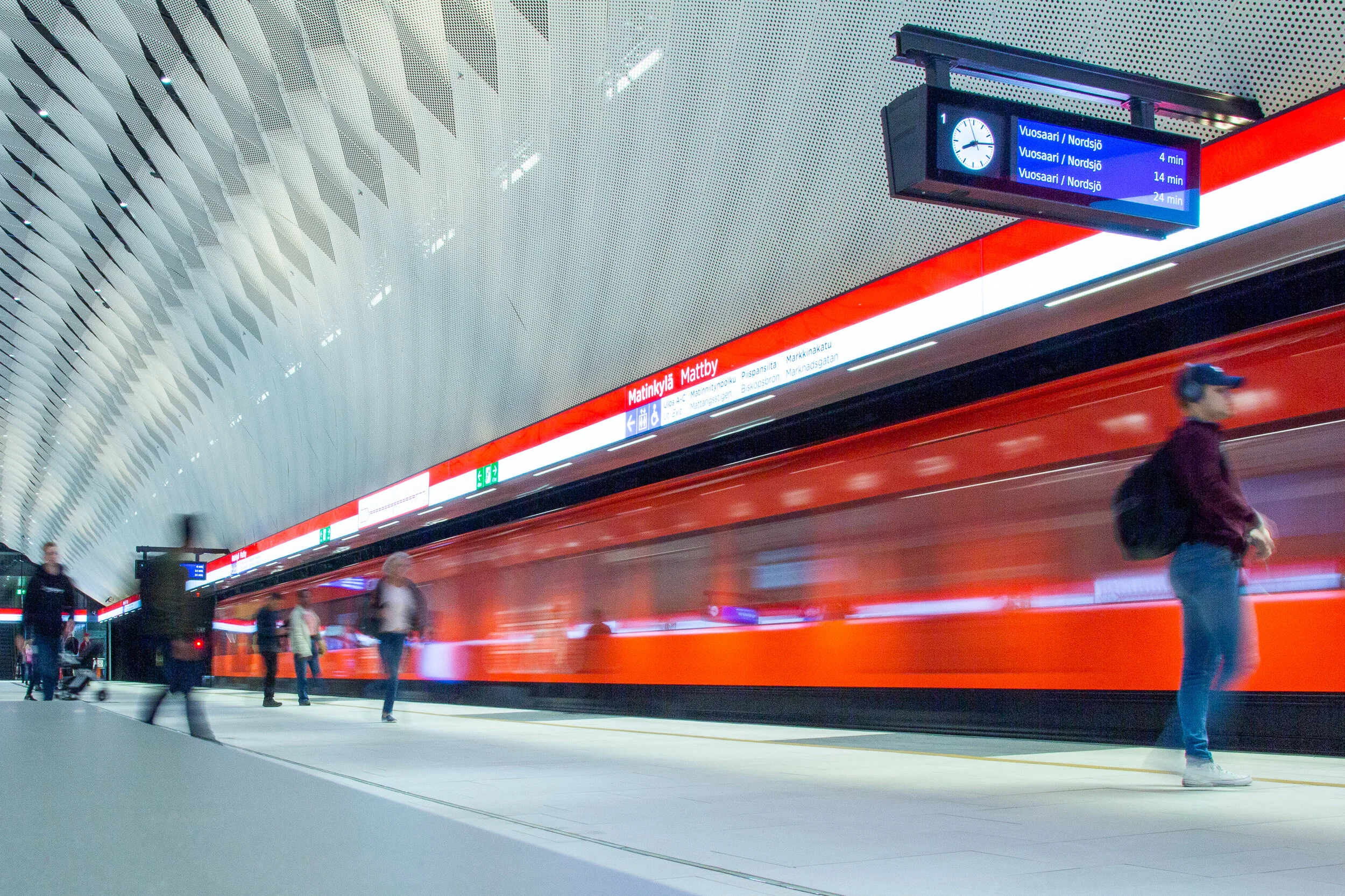 HKL: Metron aikataulut reaaliaikaisina lippuhallien näytöillä ja sähköisissä palveluissa