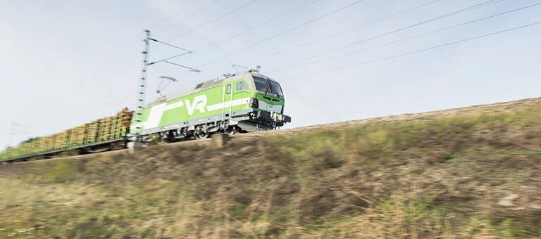 Sivusto: Rekkojen hiilidioksidipäästöt kuusinkertaiset tavarajuniin verrattuna