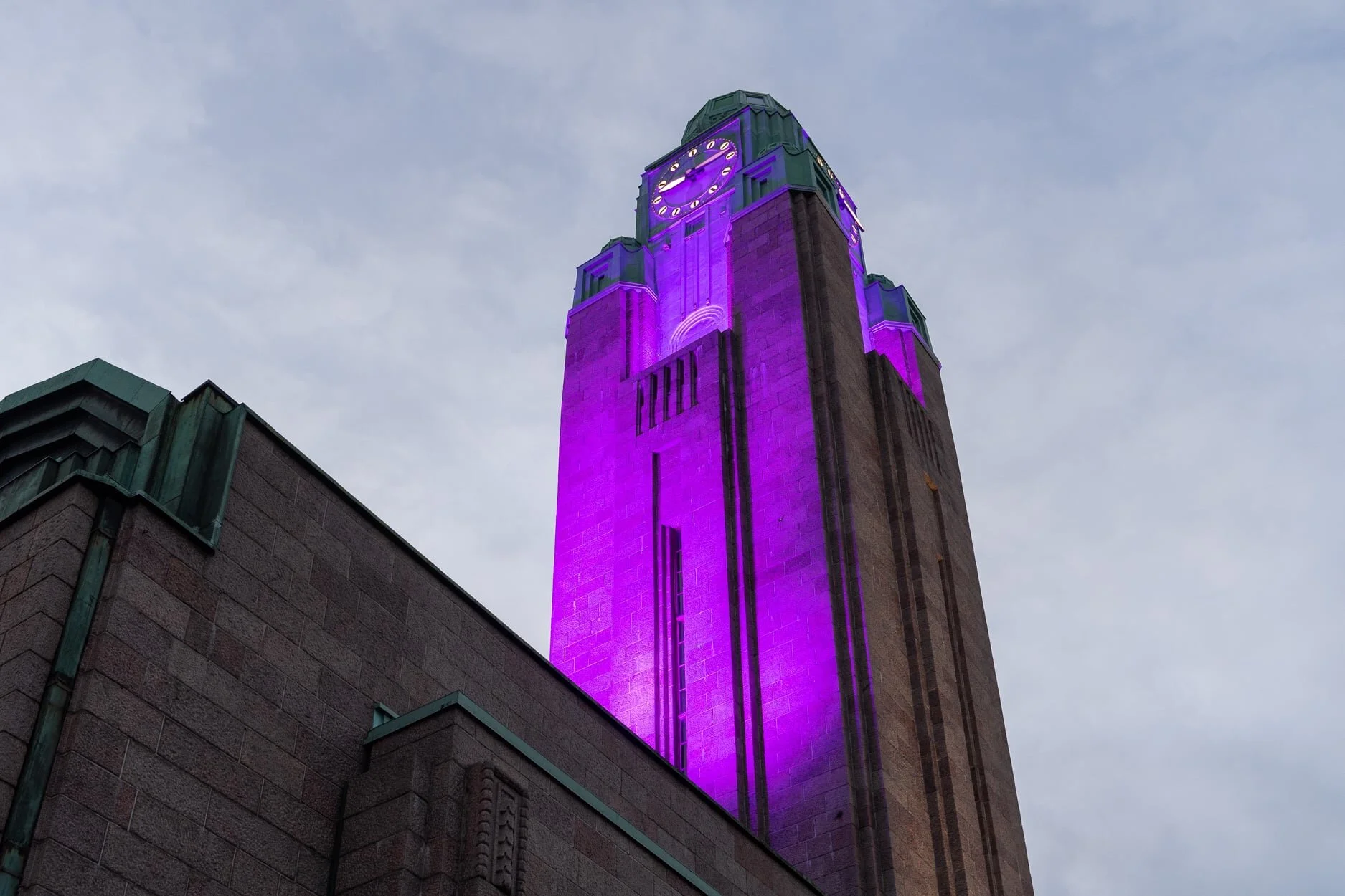 Helsingin päärautatieaseman kellotorni valaistaan violetilla
