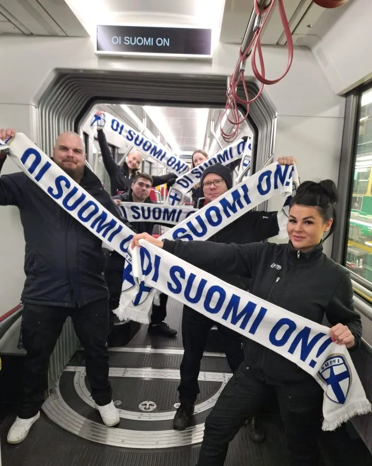 HSL: Raitiovaununkuljettajat kannustavat Huuhkajia Helsingissä