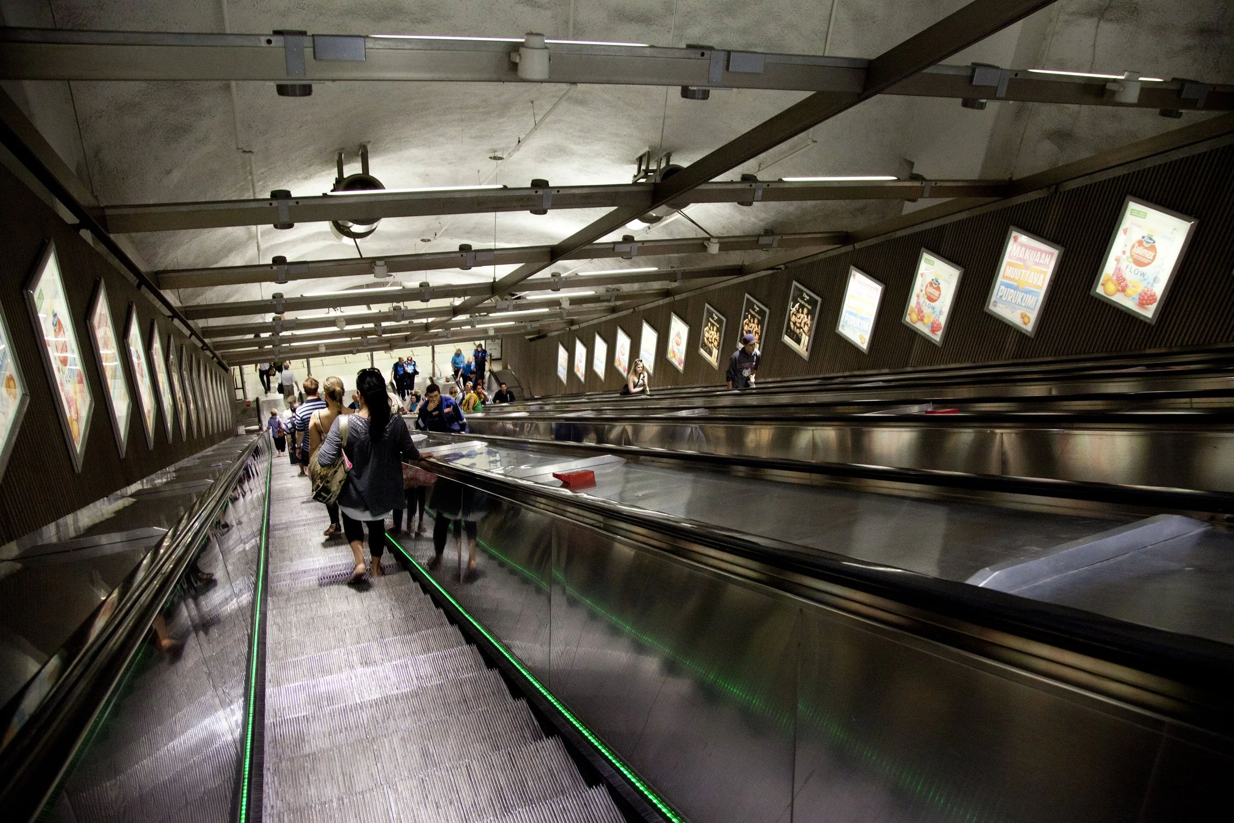 Rautatientorilla testataan liukuportaiden kulkusuuntaa Helsingissä