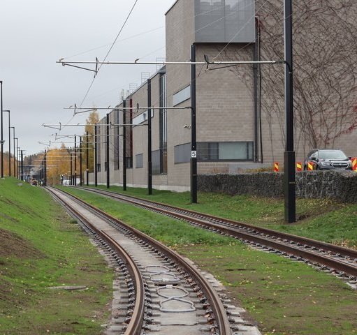 Raide-Jokeri: Pikaraitiotien ajojohtimiin kytketään jännite