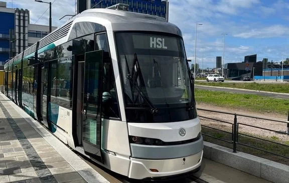 HSL kampanjoi pikaratikan turvallisuudesta Raide-Jokerin reitin kouluissa