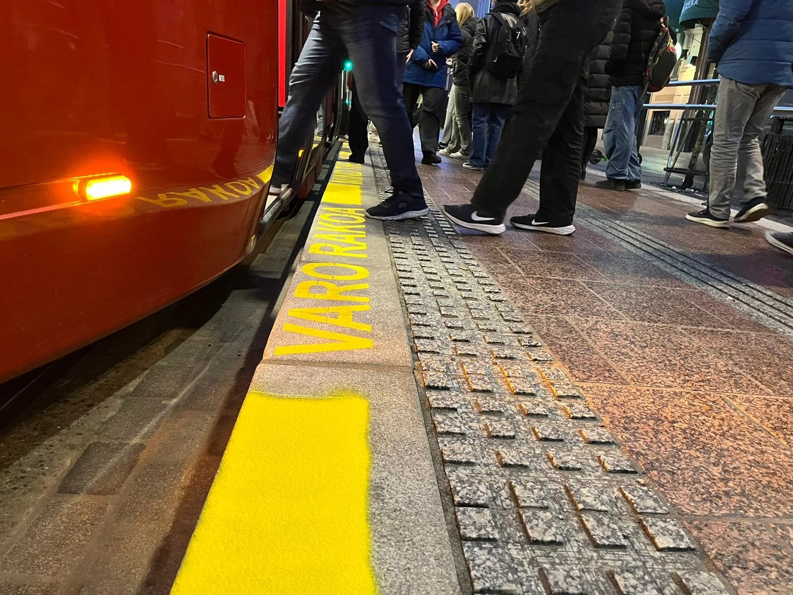 Tampereen ratikkapysäkeille Varo rakoa -merkintä