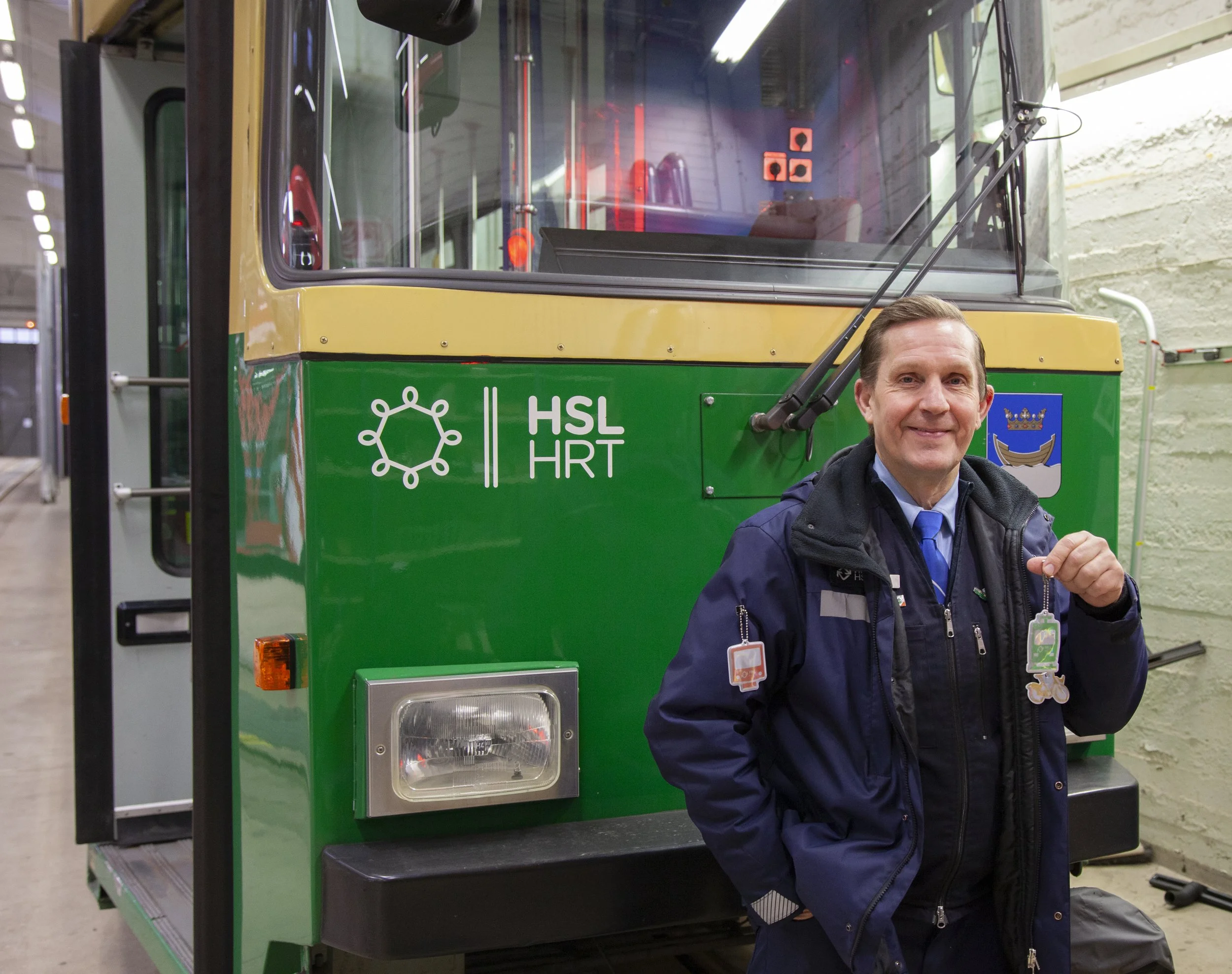 Raitiovaunun- ja metrojunankuljettajat jakavat heijastimia Lucian päivänä