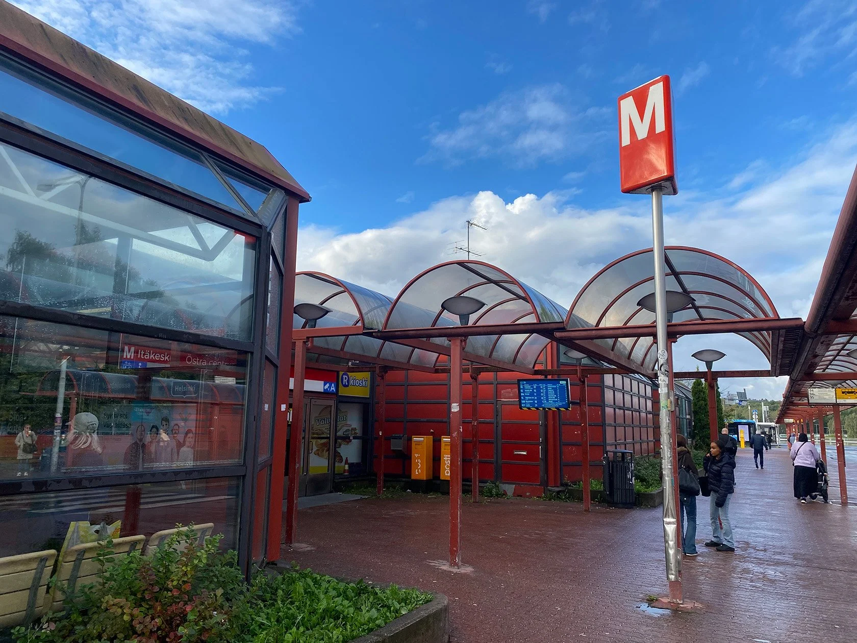 Kaupunkiliikenne: Itäkeskuksen metroasemalla vaihdetaan ikkunalaseja