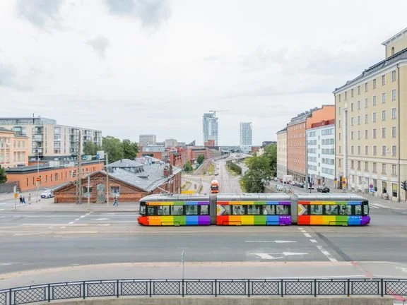 Kaupunkiliikenne: Sateenkaariratikan kyydissä Pridessa Sateenkaariseniorit