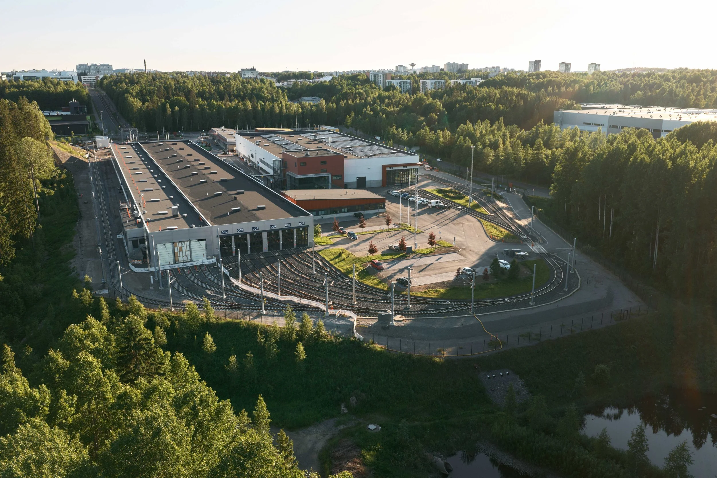 Ratikkavarikko laajentuu Tampereella – Valmiina kunnossapidon varastotila viherkattoineen ja uusi ohiajoraide