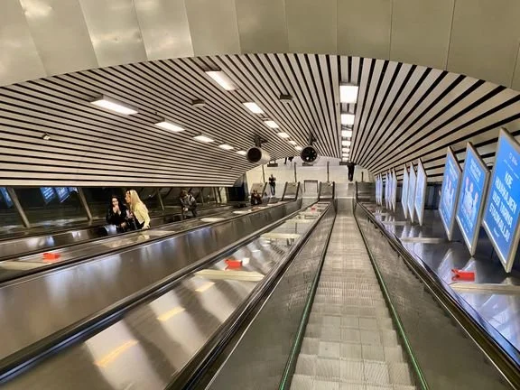 Kaupunkiliikenne: Hakaniemen metroasemalla uusitaan eteläiset liukuportaat