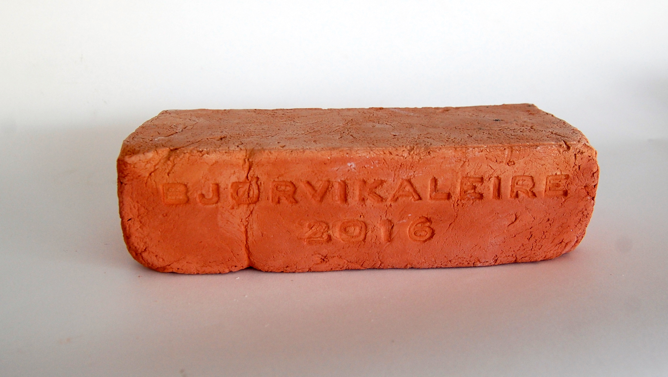    BLOGG →     Bjørvikaleire: Research fra en kunsthåndverkers perspektiv   Det nye kultur- og finansdistriktet i Oslo er fundamentert med peler gjennom 30-90 meter med blåleire og festet ned i grunnfjellet. Dyktige ingeniører har beregnet hvordan ma