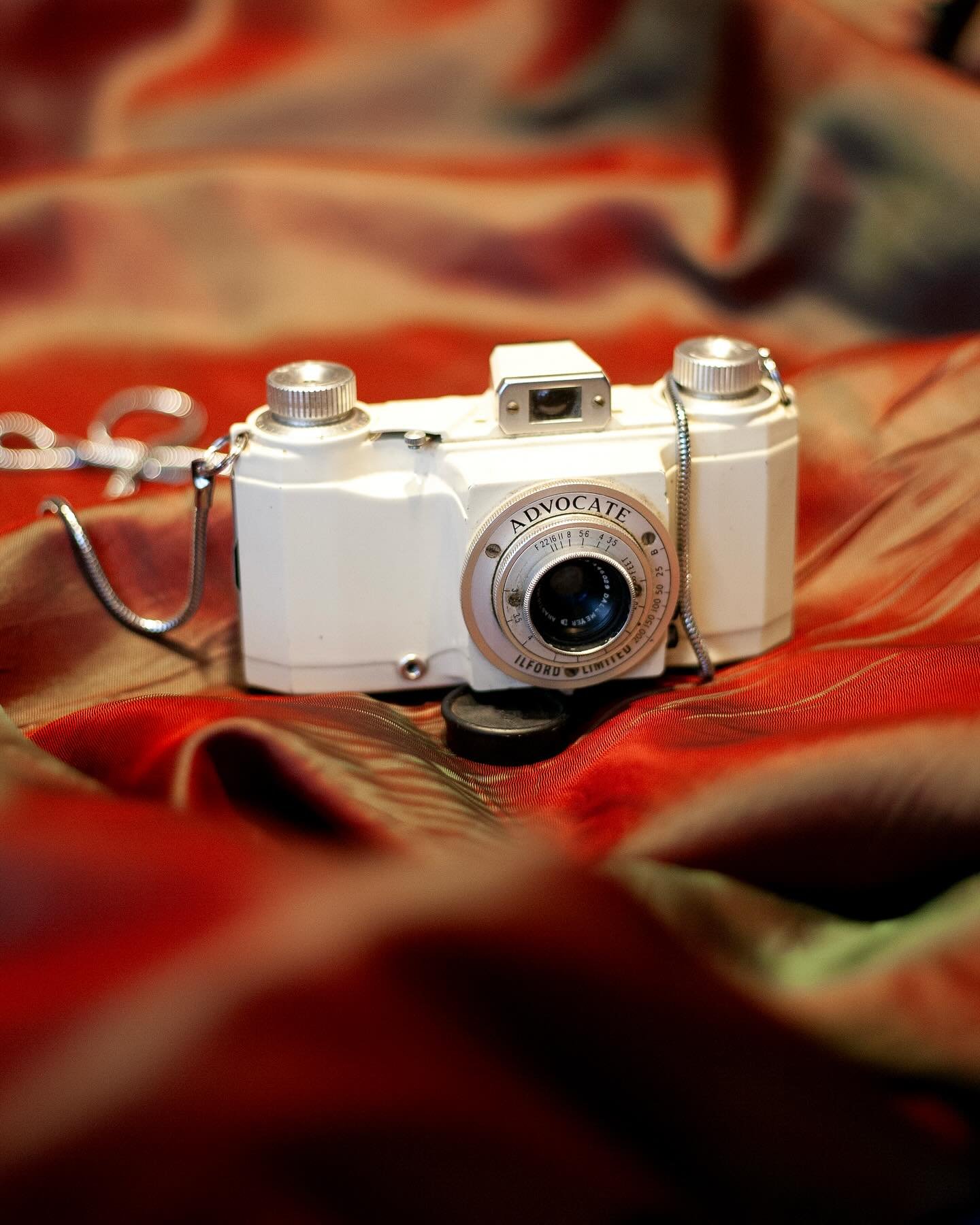 📸 Camera review 📸 

Quite often, working in the lab family and friends will come to me with their old cameras. Sometimes for advice, sometimes enquiring its worth, sometimes just as gifts. I simply love testing these relics. 

We think of film came