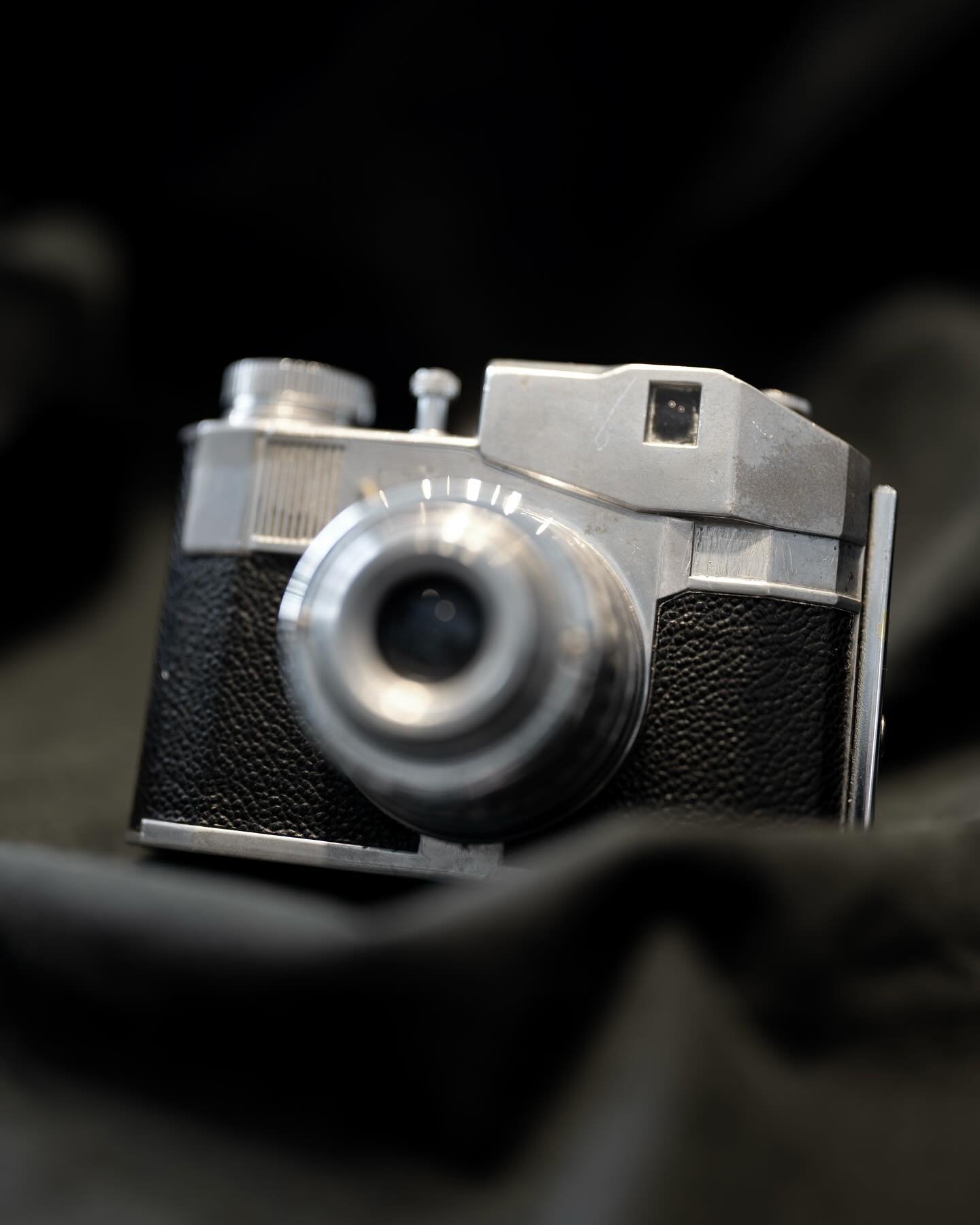 📸 Camera Review 📸 

The Bencini Comet-S, this camera has been sat on the shelf in the lab longer than me, and that&rsquo;s over 12 years, just a fraction of its existence as it was produced back in the 1950&rsquo;s. A mid-century marvel, we call it
