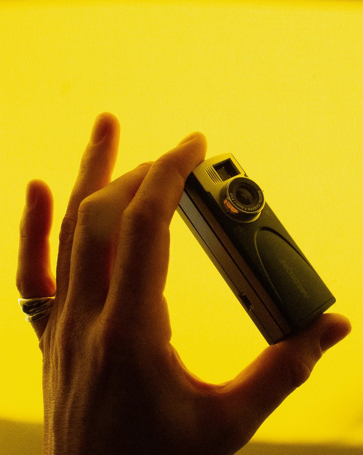 📸 Camera Review 📸

I&rsquo;VE GONE DIGITAL!!!

Picture the scene, Chirk car boot on a sunny May Sunday morning. I had broken the seal and bargains were just presenting themselves to me. That&rsquo;s when I came across this 1.3 MEGAPIXEL Median Digi
