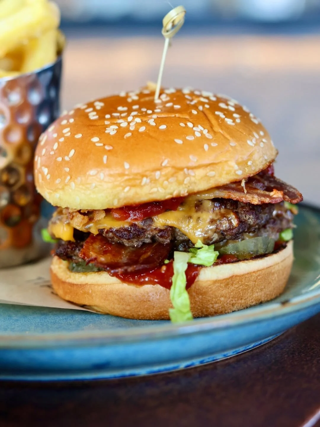 We&rsquo;ve got a little treat for you&hellip;
&pound;15 Burger &amp; a Pint 🍔🍺

Every Thursday at The Tipsy Cow from 4pm to 8.30pm. Don&rsquo;t miss it 😉❤️

#airdrieeats #airdriefood #lanarkshirefood #burgerdeal #thetipsycow