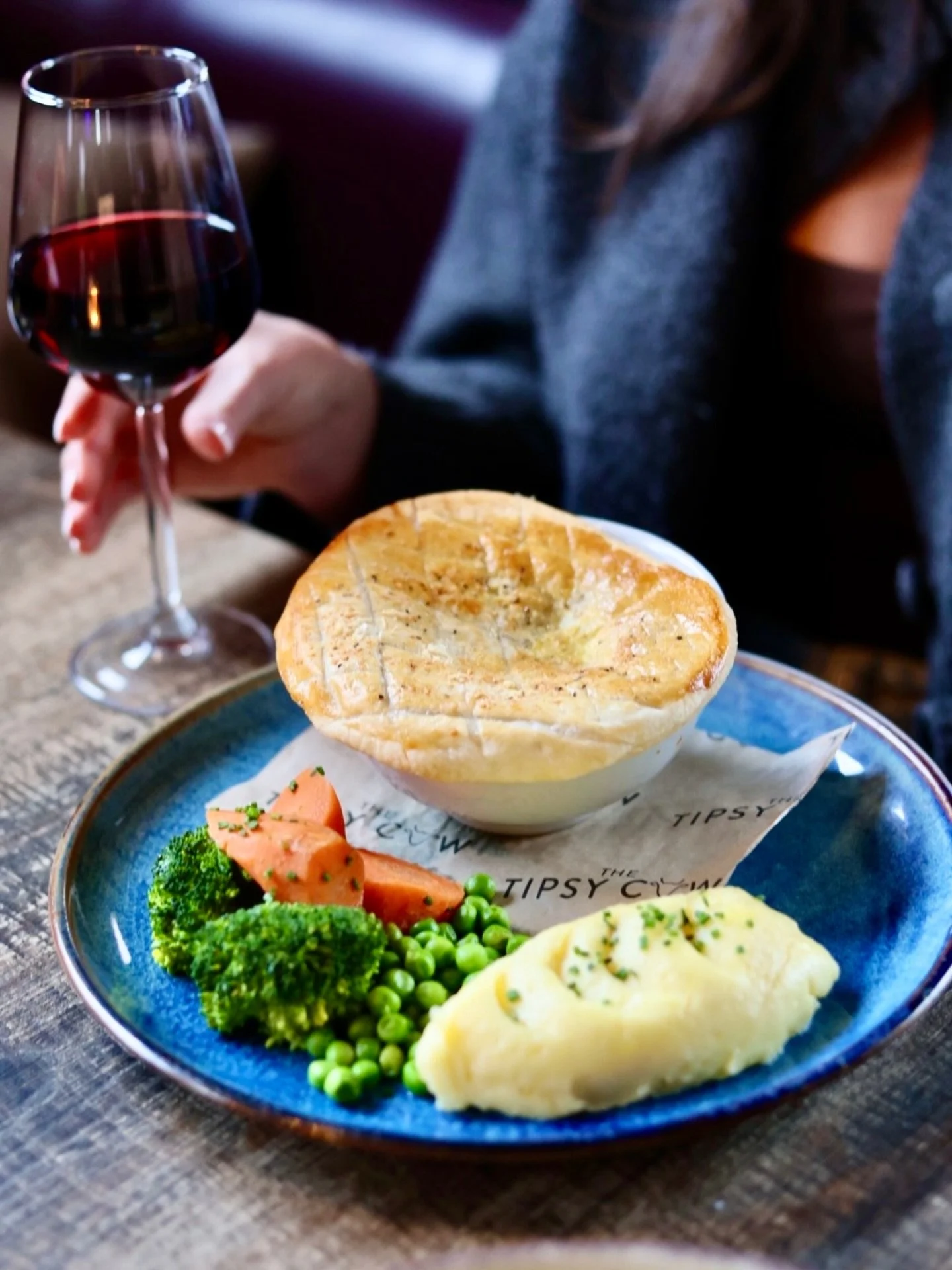 Steak pie lovers this one&rsquo;s for you 😍
Rich Guinness gravy, golden puff pastry and all the comfort.

Part of our Market Menu:
Mon&ndash;Fri 12&ndash;5pm
2 courses &pound;14 | 3 courses &pound;17
01236 804795

#thetipsycow #airdrie #lanarkshiree