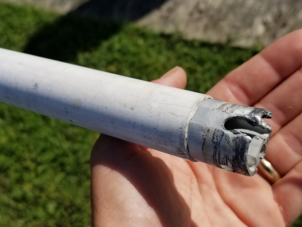 After disconnecting the extrusion from the drive unit, we slide it out of the mast.