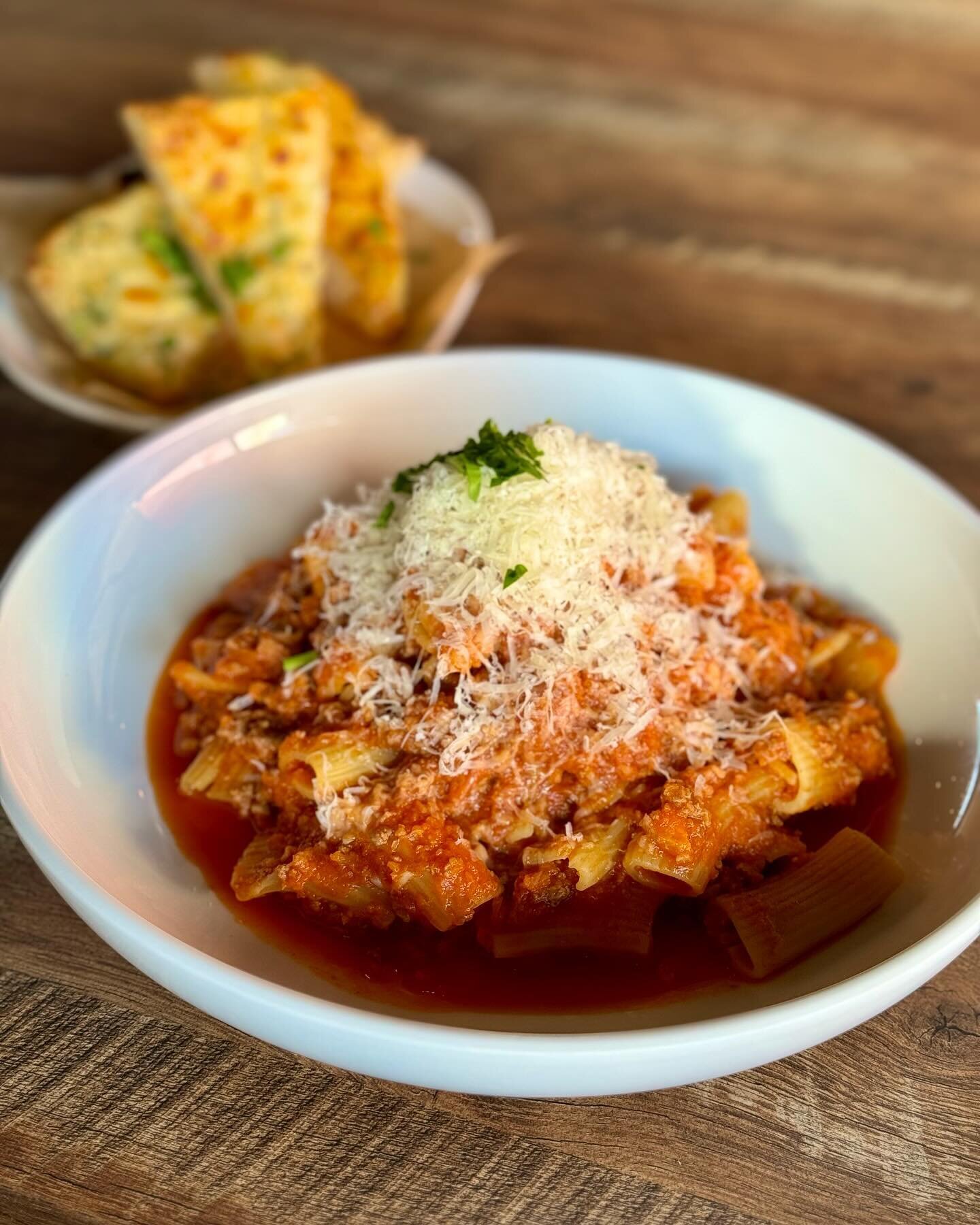 We&rsquo;ve got just what you need to keep warm this weekend! Rigatoni Bolognese served with Garlic Toast! See you soon! 

#rigatonibolognese #lakehighlands #dallasdining #lheats #whiterocklake #winterweather #eastdallas #warmupwithus