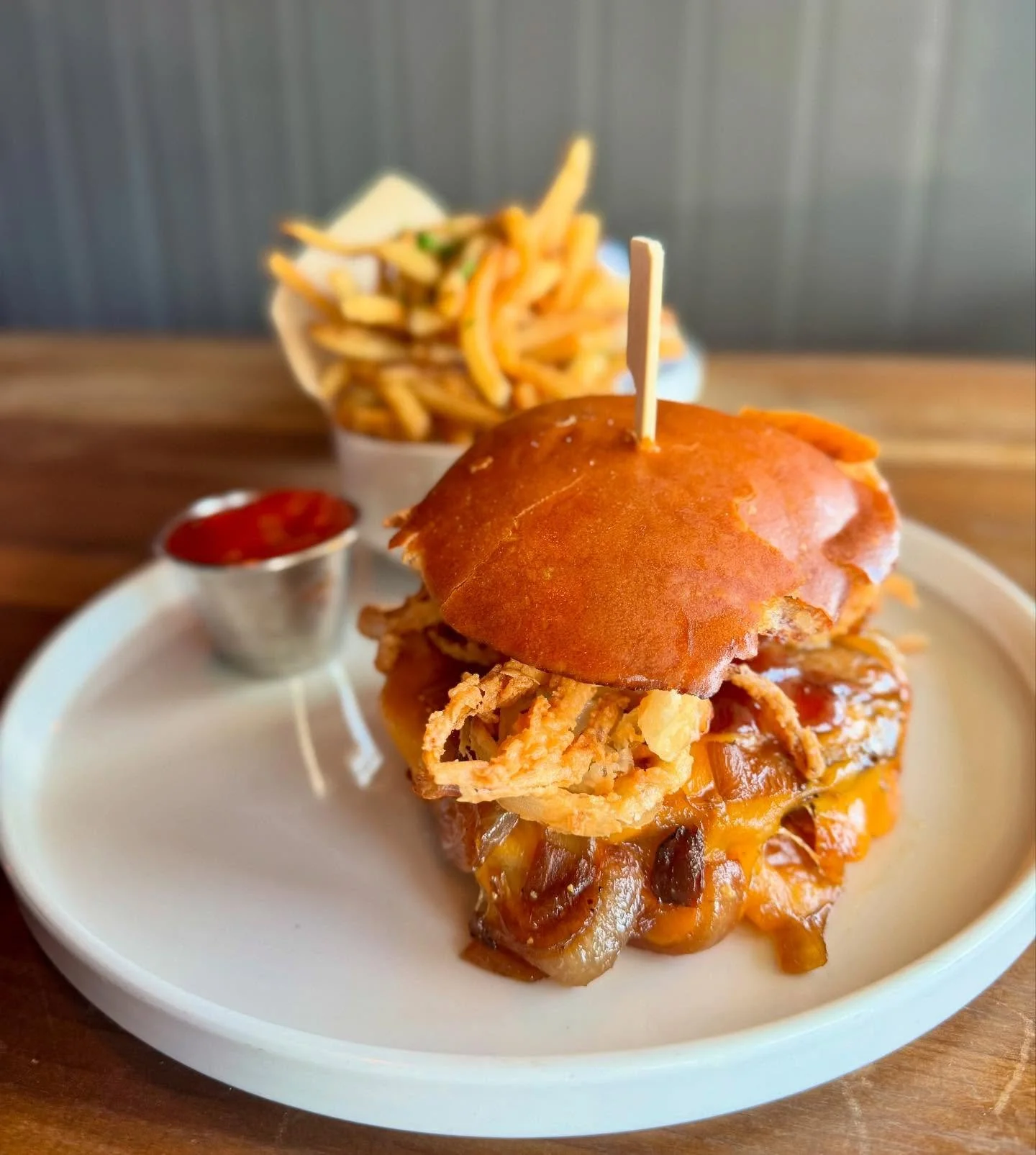 Did you know: Today is National Burger Day??
Our BBQ Cheddar Burger is one for the record books! Topped with double aged cheddar, caramelized onions, crispy onion strings and our sweet and tangy bbq sauce! 

#nationalburgerday #bbqcheddar #lakehighla