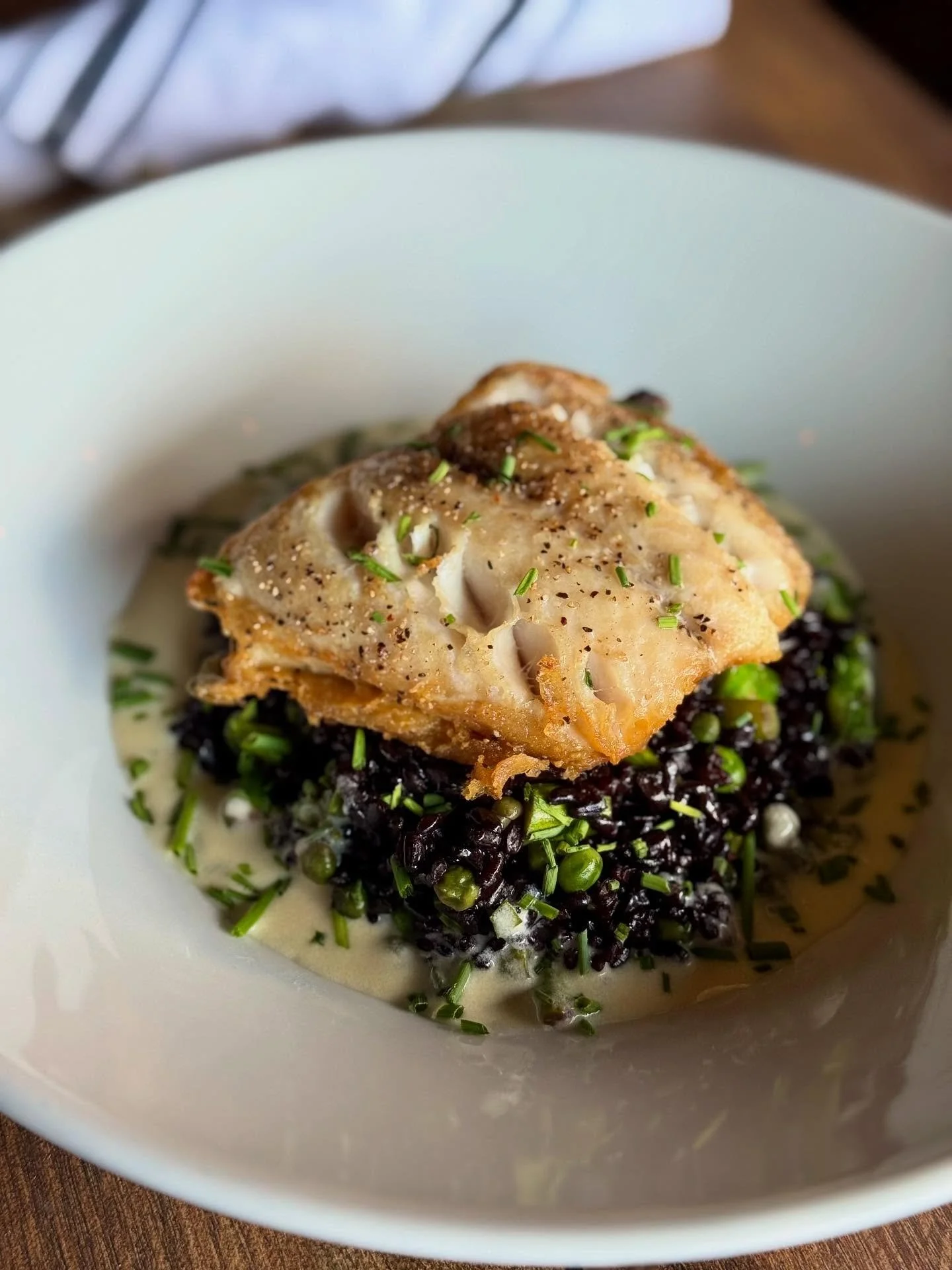 Pan Seared Sablefish atop black rice, asparagus, peas and our lemon caper beurre blanc. Bon app&eacute;tit!! 

#dallasdining #sablefish #blackcod #lakehighlands #lheats #lakehighlandsdining #eastdallasfoodie #whiterocklake #bonapp&eacute;tite