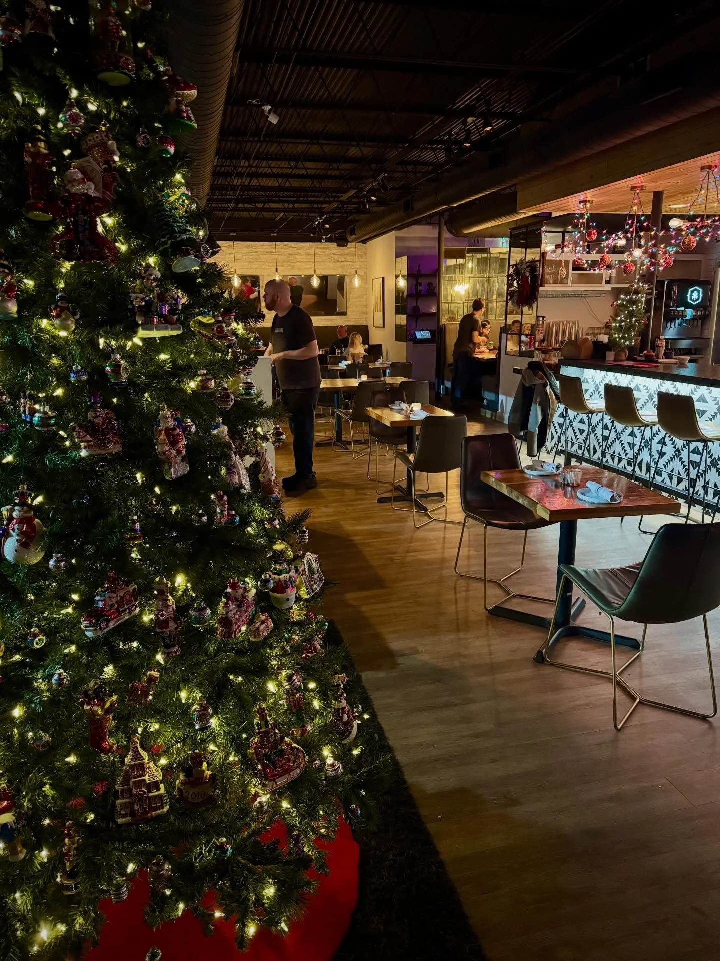 &lsquo;Tis the season and we cant wait to share it with you! Happy Holidays. 

#lakehighlands #dallasdining #lheats #christmasseason #ohchristmastree #whiterocklake #eastdallasdining