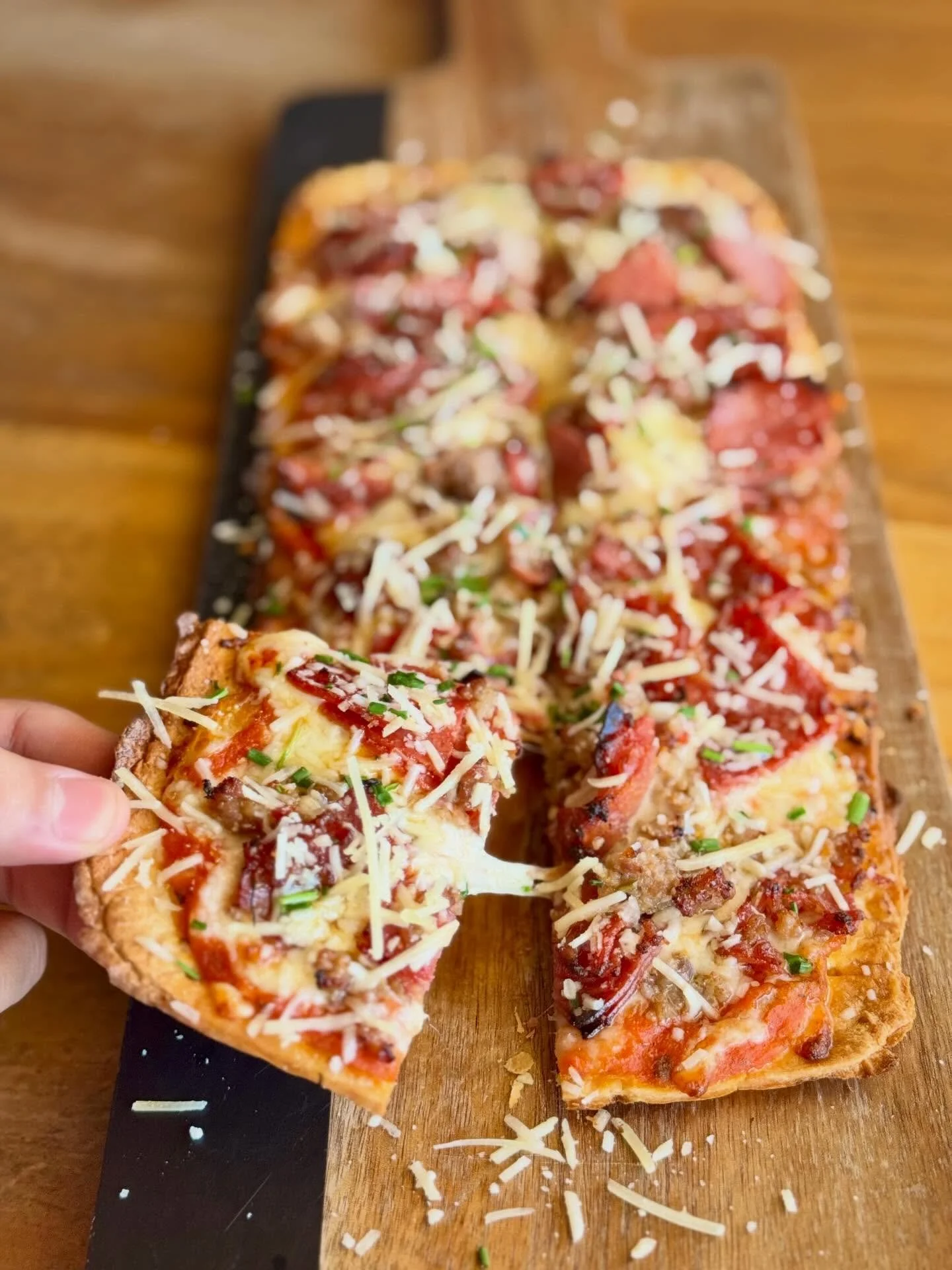 The Tre Carni Flatbread is loaded with salami, pepperoni and Italian sausage! 

#trecarni #flatbread #dallasdining #lheats #lakehighlands