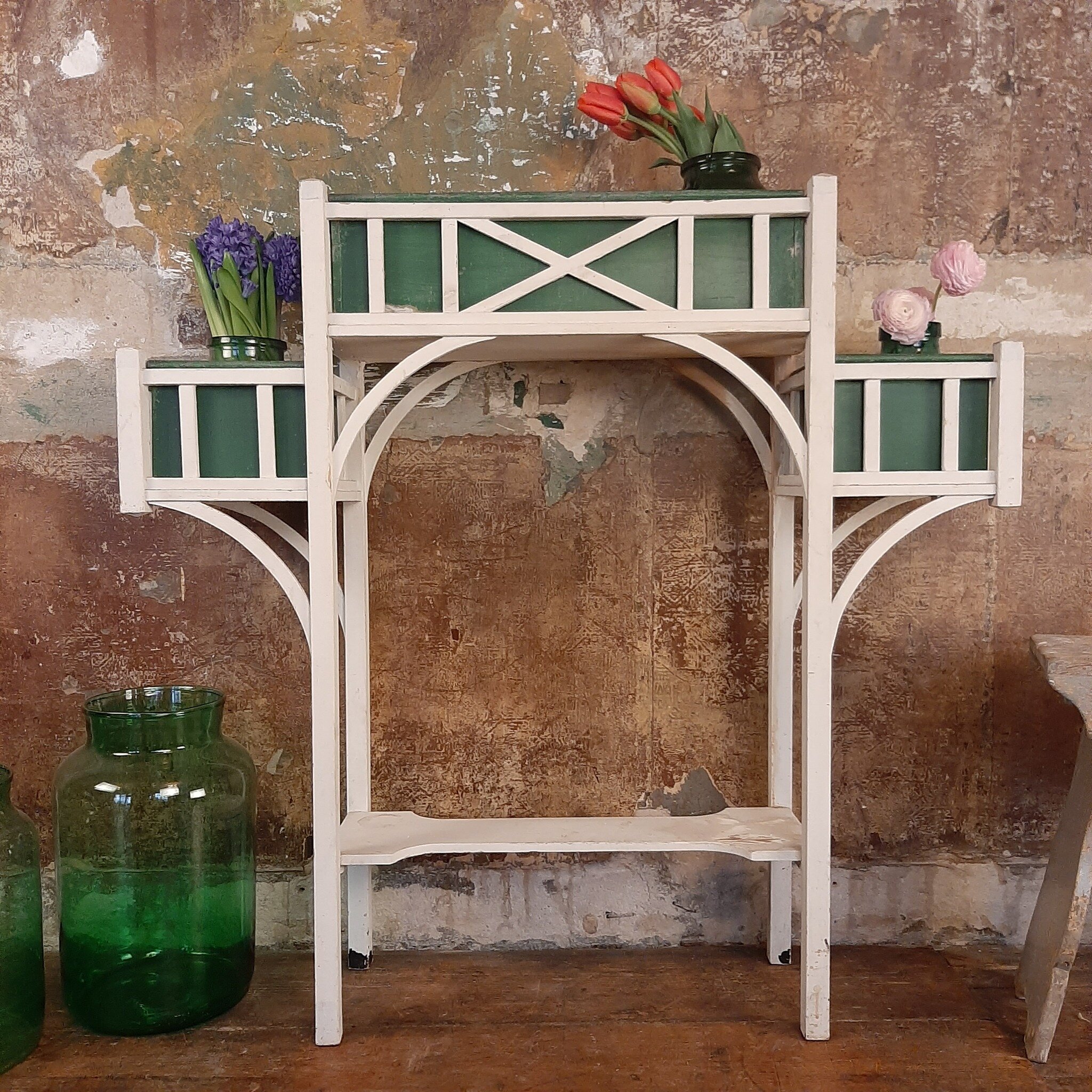 War nur kurz zu Gast: diese wundersch&ouml;ne #Jugendstil #Blumenbank... sie kriegt dennoch einen Ehrenplatz in unserem Feed! ❤️

#ponyvintage #vintagestore #vintage #vintagestoreberlin #vintagefurniture #vintagefurniturestore #kreuzberg #berlin #vin