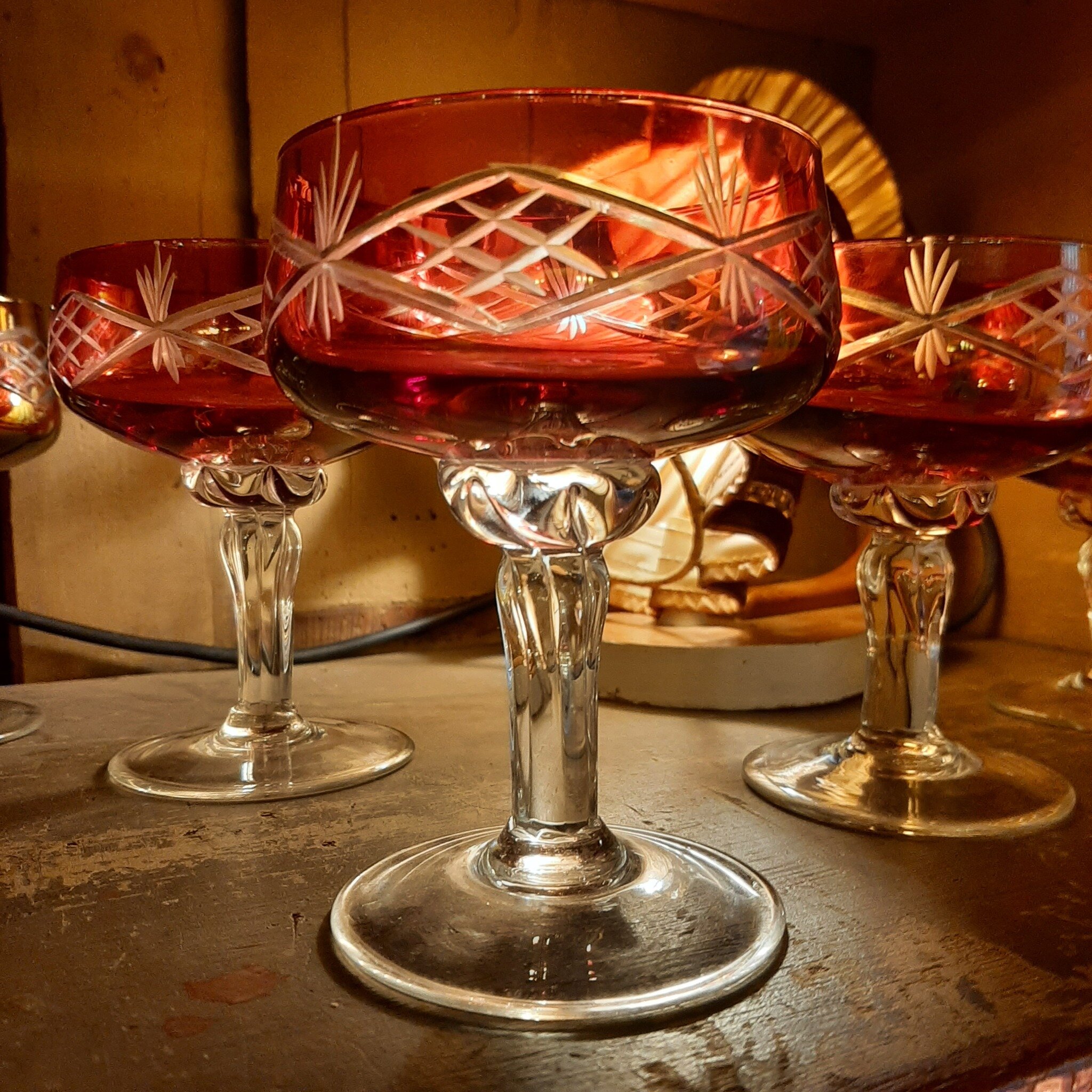 Griechischer Wein... passt perfekt in diese wundersch&ouml;nen Weingl&auml;ser? rein. Oder was auch immer dir sonst beliebt!
Diese und viele weitere sch&ouml;ne Gl&auml;sersets erwarten dich im Pony H&uuml;tchen.

#ponyvintage #vintagestore #vintage 
