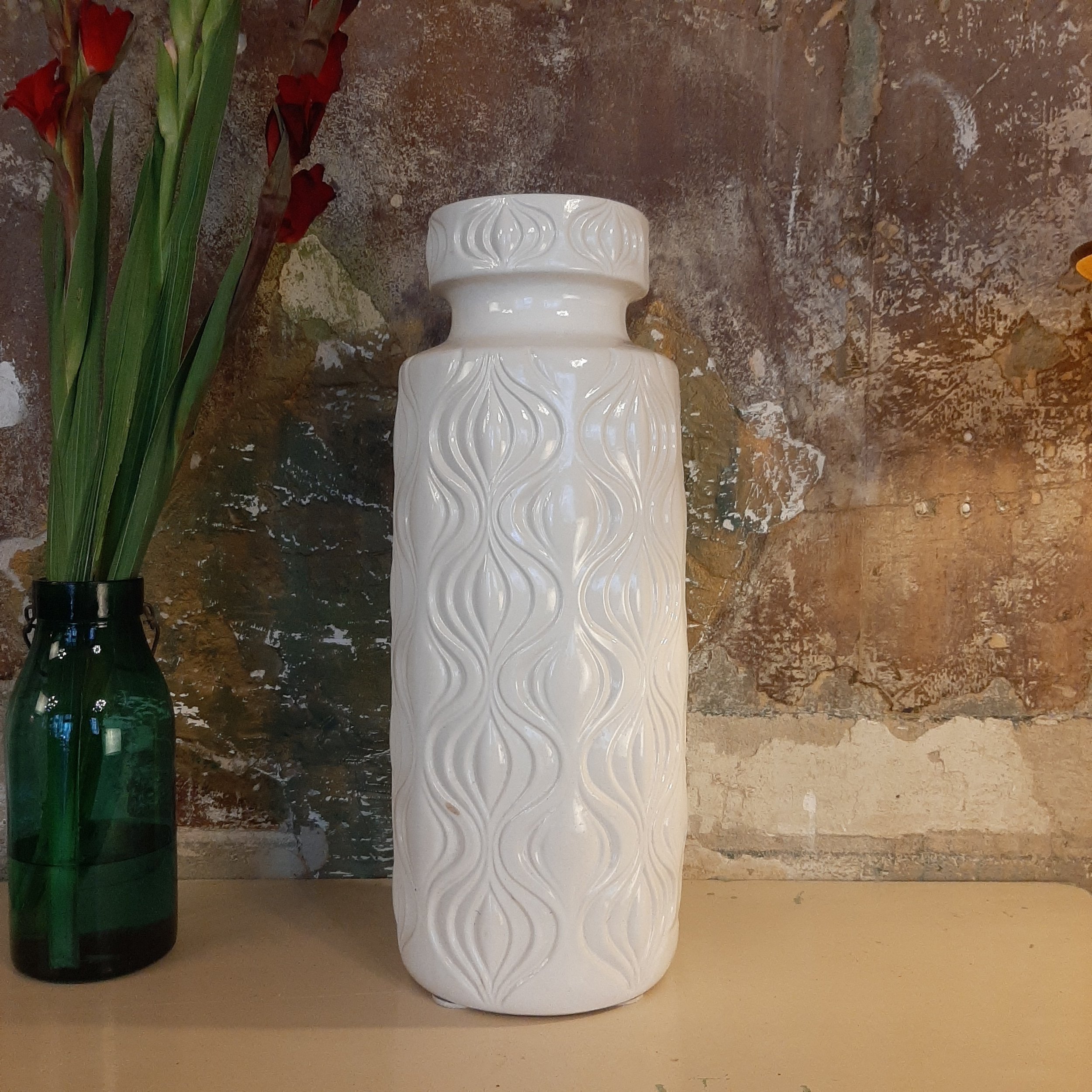 Weiße Bodenvase, 70er Jahre