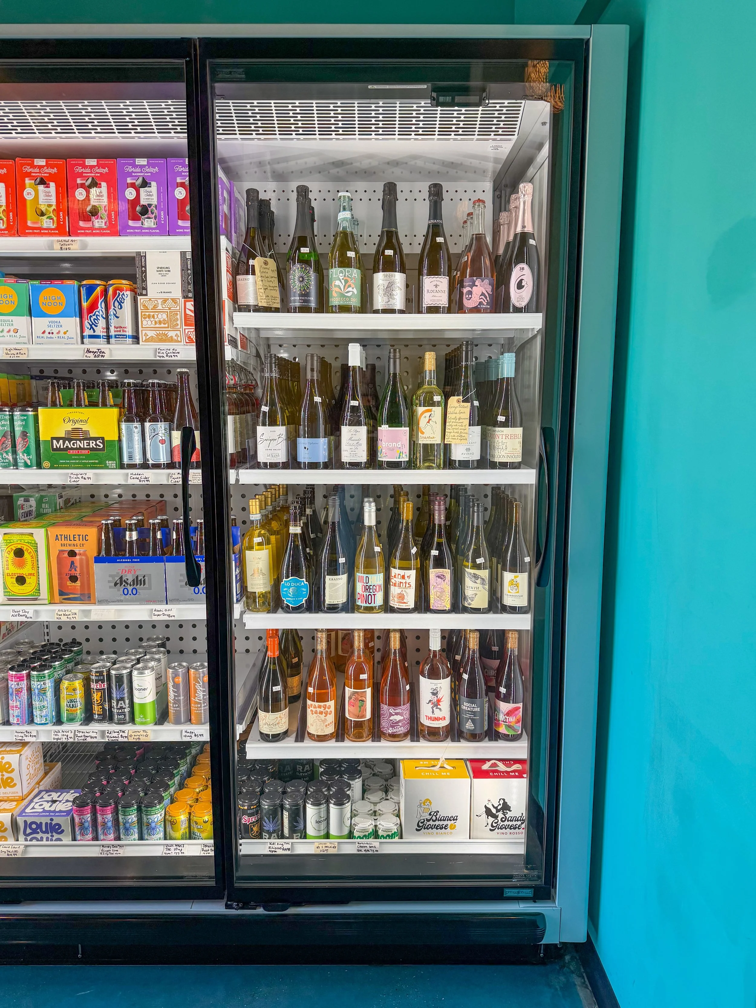 Weekend vibe : chilled wine &amp; sun protection ☀️ we got you 💪 #superettemadison #yourmintymart