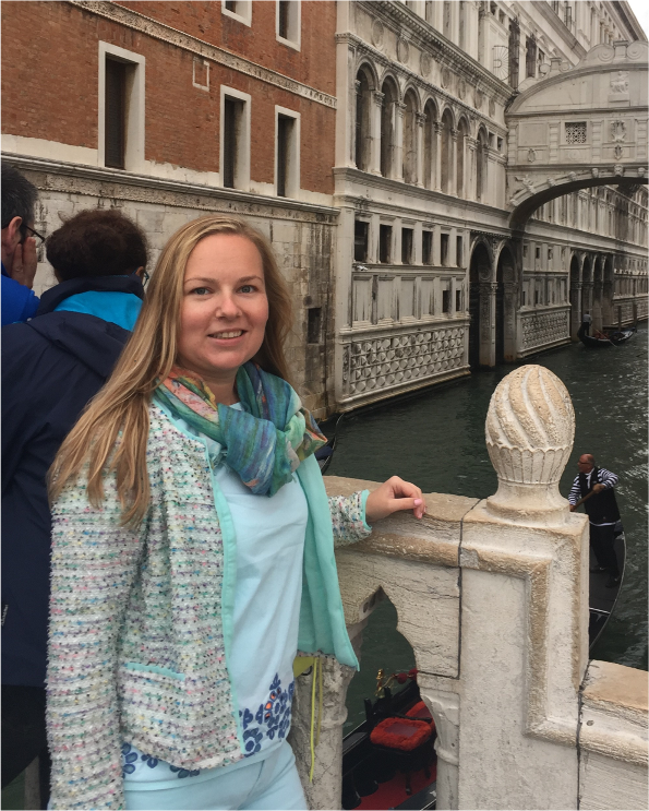 karolina headshot.png