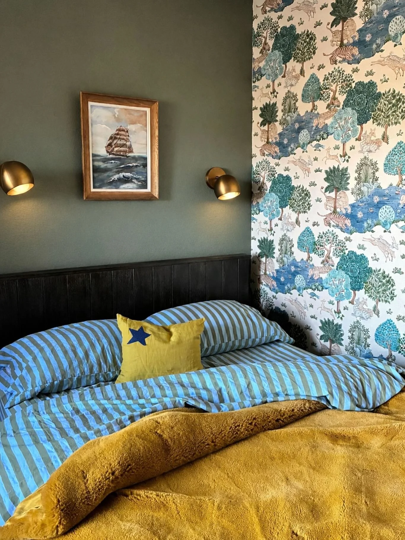 Here lies the bed where the teenager sleeps.  I predict it will remain neat for exactly 10 minutes. 🐅