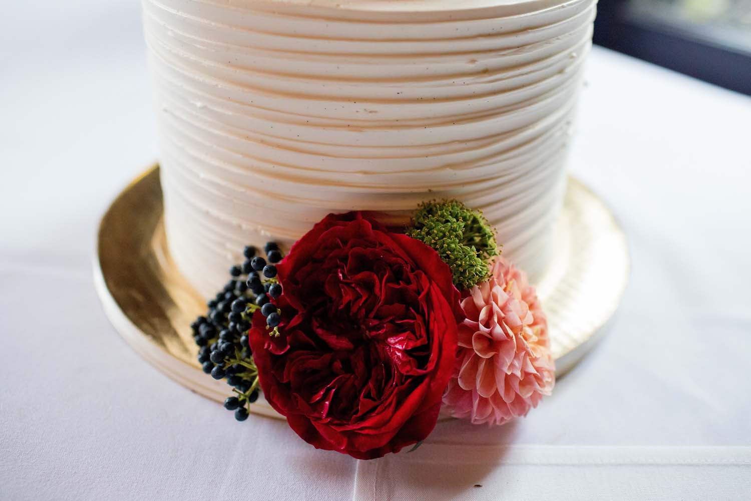 wedding cake with red piano garden roses