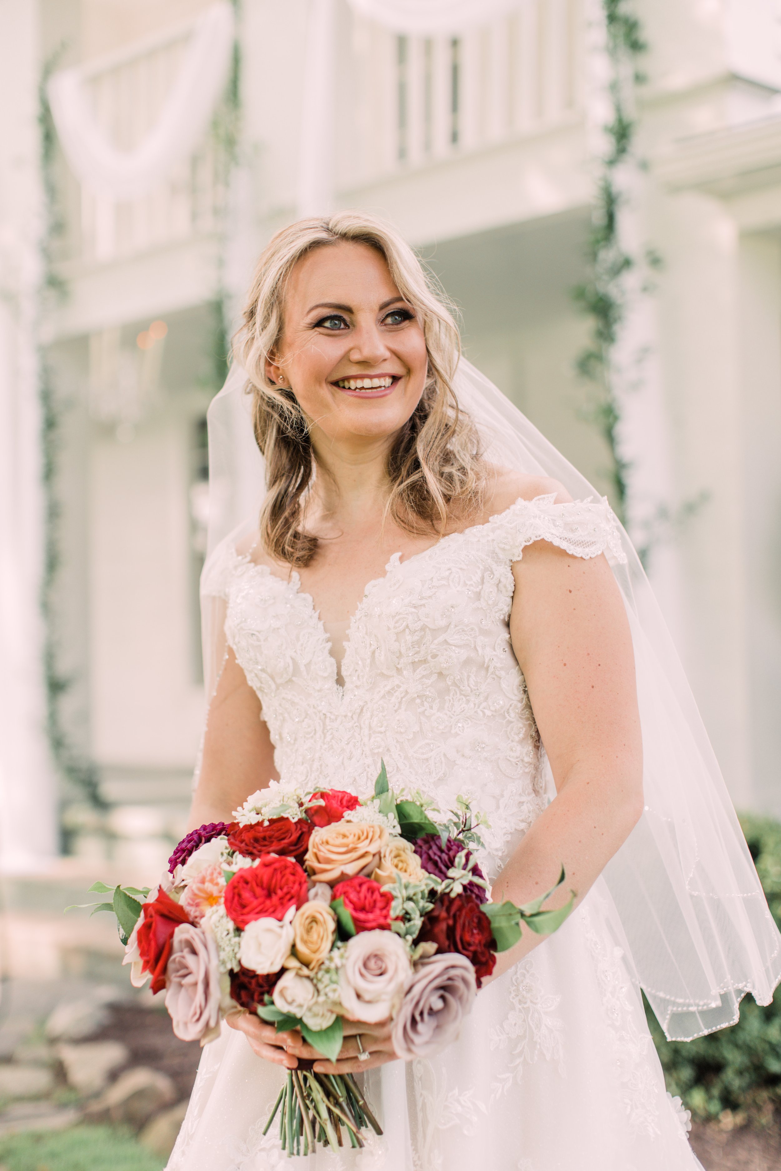 cornman farms bride with bouquet