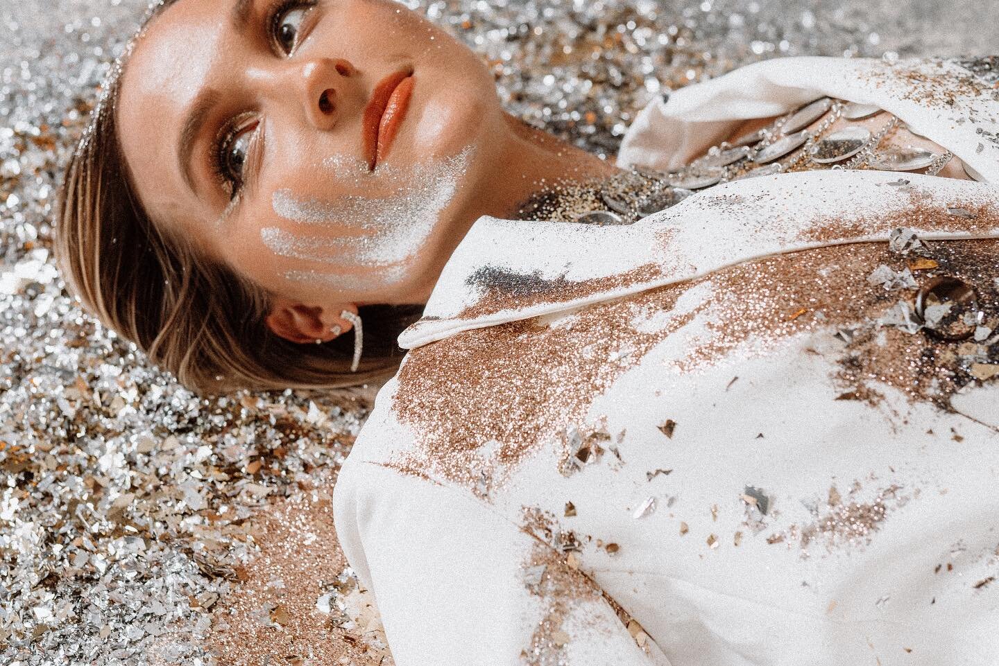 Won&rsquo;t kill my glow, everywhere I go gonna shine like glitter. ✨ Go stream now wherever you listen to music!
#glitter #newmusic 

📸: @wandercreative