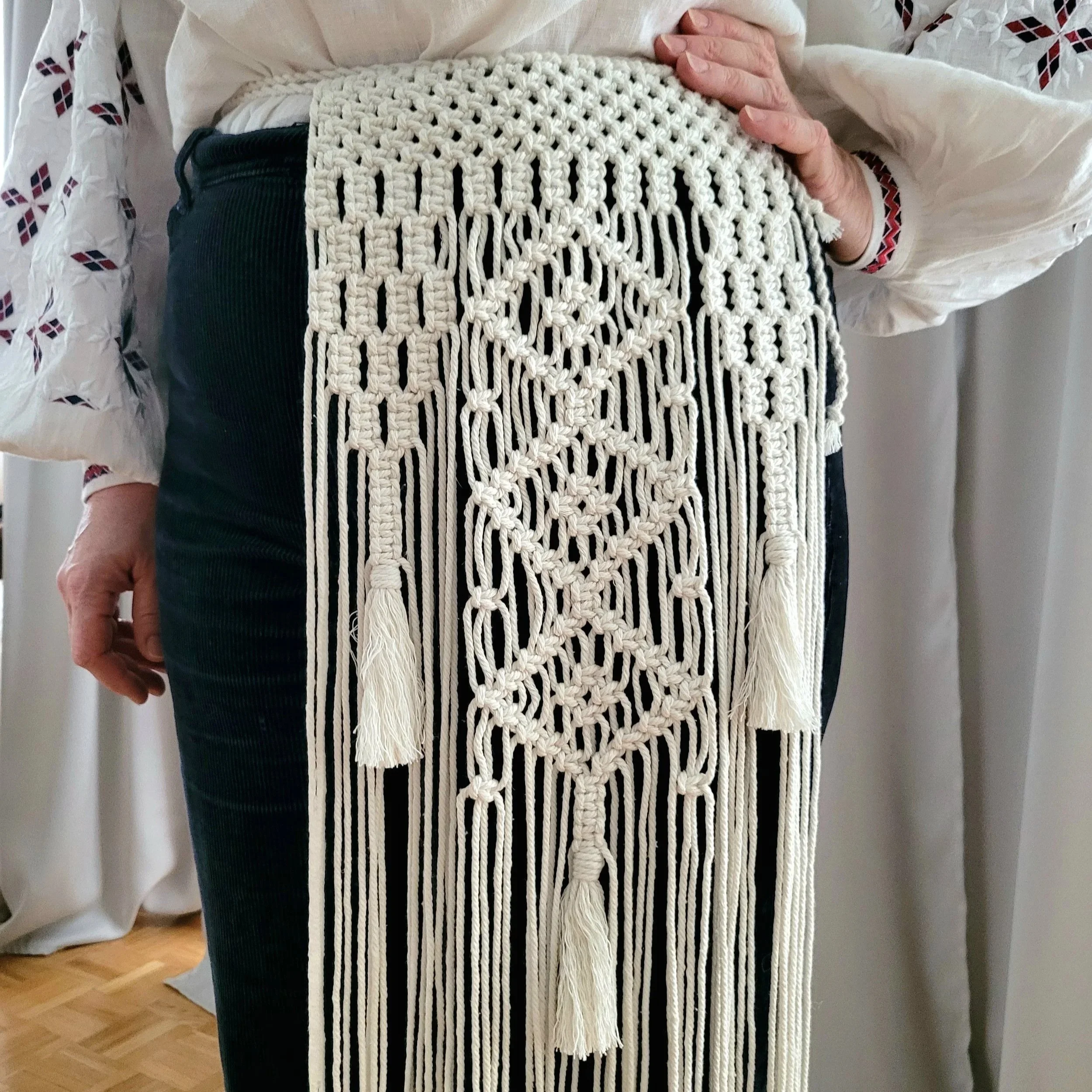 Prypynda (Macramé knot-work apron)