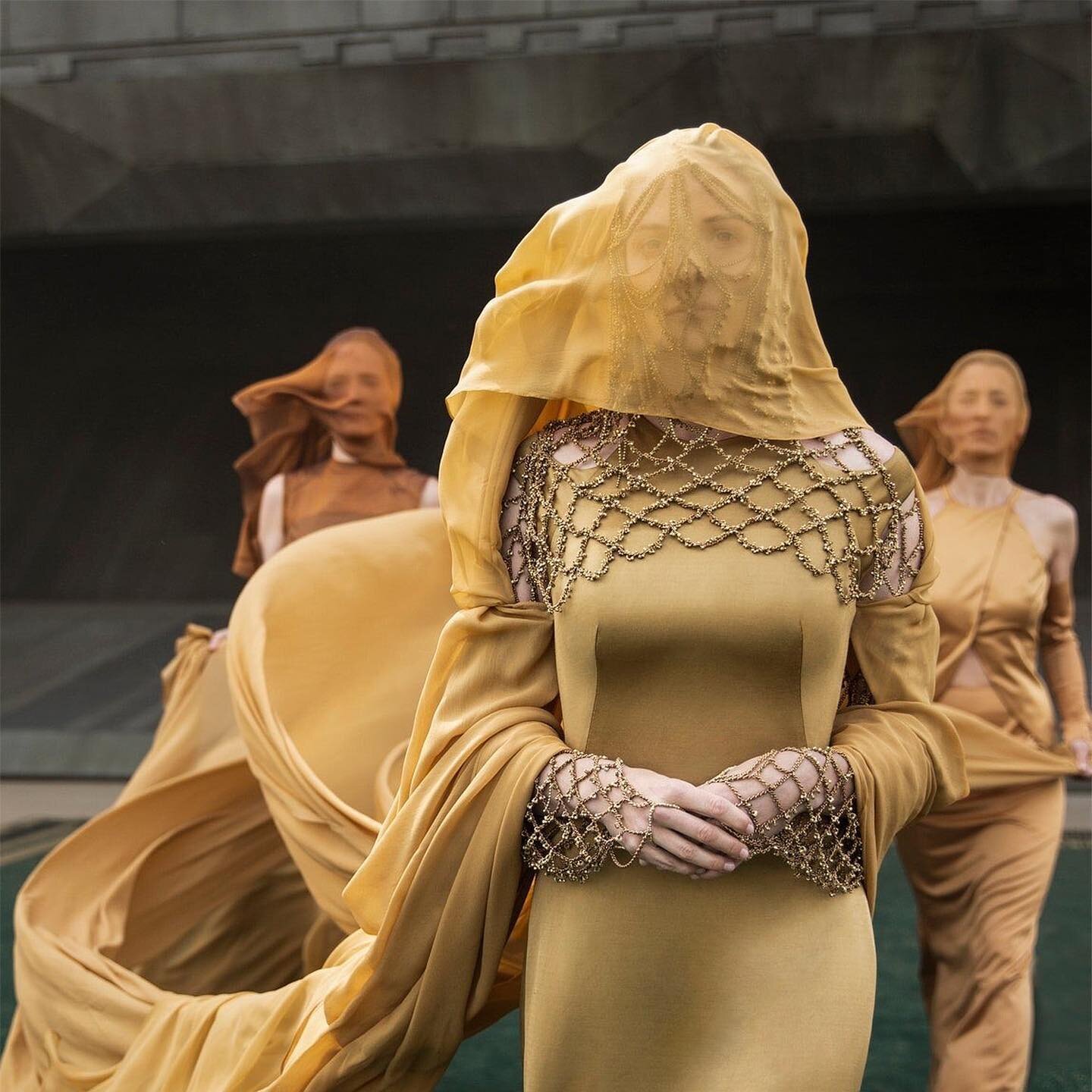 The stunning costumes of Dune (2021), designed by Jacqueline West and Bob Morgan. Intricate, sumptuous work bringing the people of Arrakis, House Atreides, and House Harkonnen to life onscreen. Read my full review of the new Denis Villeneuve epic via