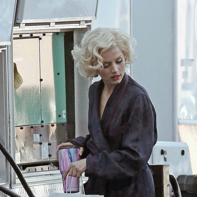 Ana de Armas as Marilyn Monroe on the set of Blonde (2022)