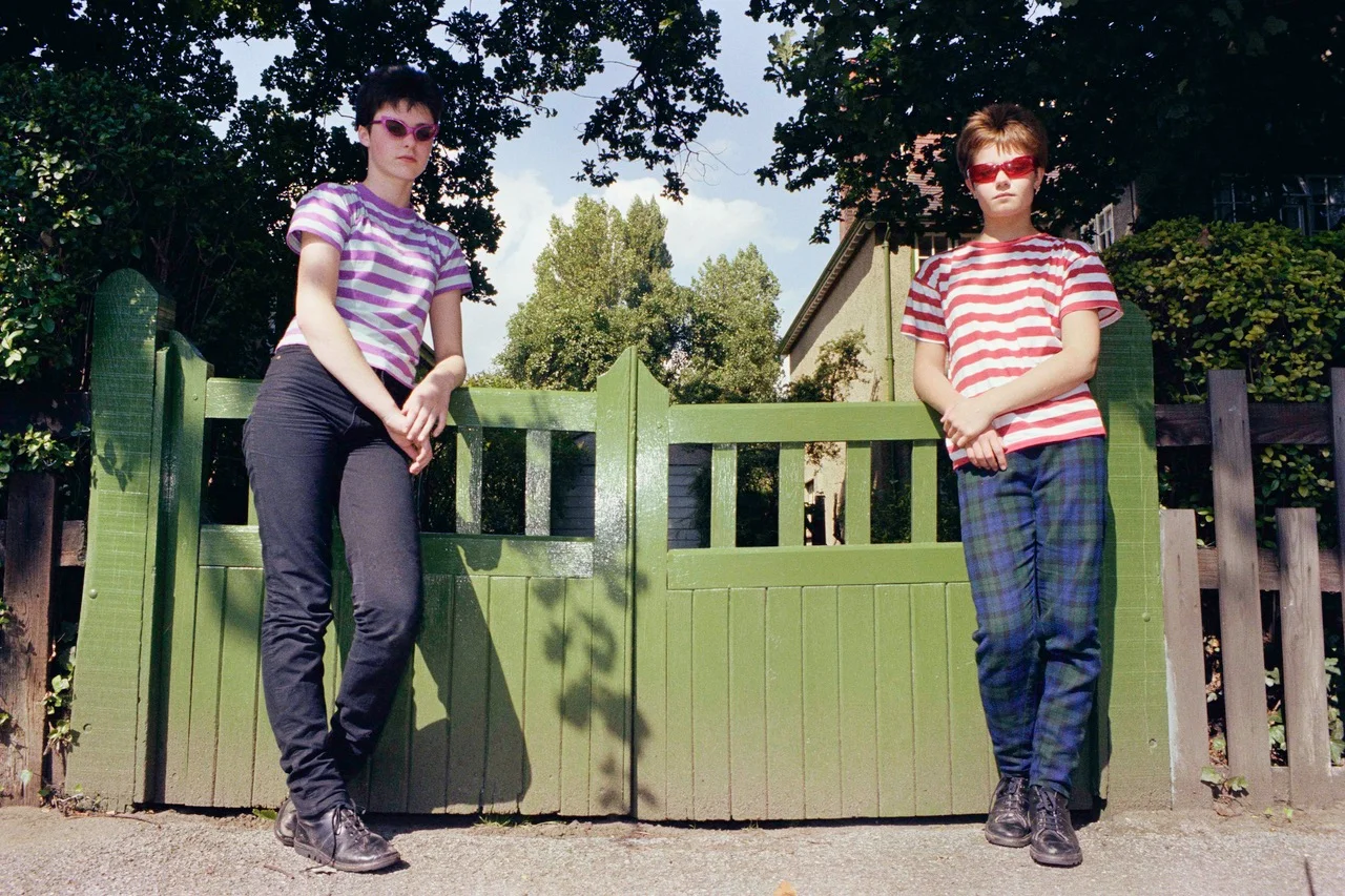 Helen-de-Jode-left-and-Emma-Hall-in-Finsbury-Park-London-in-August-1980.jpeg