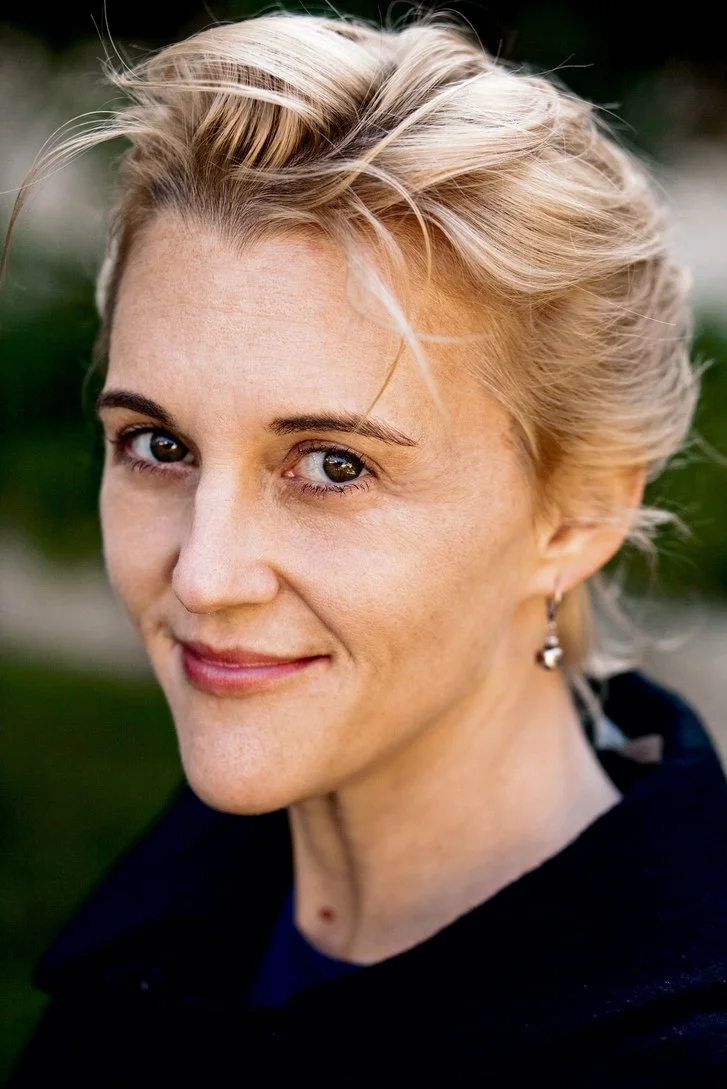 Meghan Daum Meghan Daum is the author of four books, most recent-ly the collection of original essays e Unspeakable: And Other Subjects of Discussion , which won the 2015 PEN Center USA Award for creative non ction. She is also the editor of the New York Times bestseller Sel sh, Shallow & Self-Absorbed: Sixteen Writers on the Decision Not To Have Kids . Her other books include the essay collection My Misspent Youth , the novel e Quality of Life Report , and Life Would Be Perfect If I Lived In at House , a memoir. Meghan was an opinion columnist at e Los Angeles Times for more than a decade and now writes the EGOS column, about new memoirs, in e New York Times Book Review. She has also written for numerous magazines, including The New Yorker, the New York Times Magazine, Atlantic, and Vogue. Meghan is the recipient of a 2015 Guggenheim Fellowship and a 2016 National Endowment for the Arts fellowship and is on the adjunct faculty in the MFA Writing Program at Columbia University’s School of the Arts. In 2017 she was the Bedell Distinguished Visiting Professor in the University of Iowa’s Graduate Nonfiction Writing Program. As for her favorite lizard, Daum tells us: “My favorite kind of lizard is the giant prehistoric lizard the Megalania, which my parents named me after (not really.)"