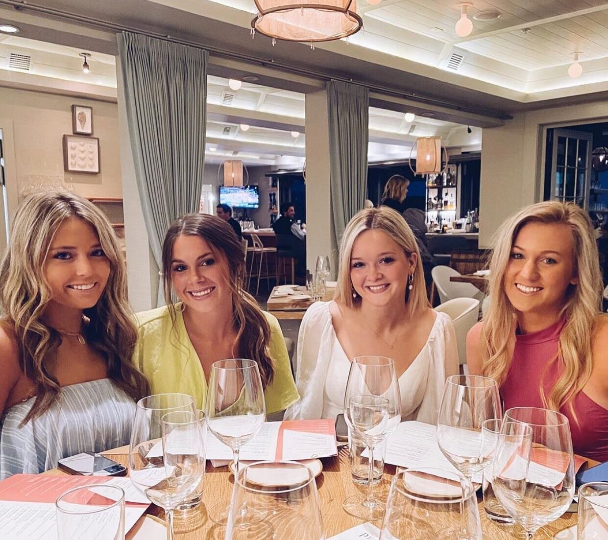 Wine Down Wednesday with the girls!🍷 
📸 @hanscarbrough