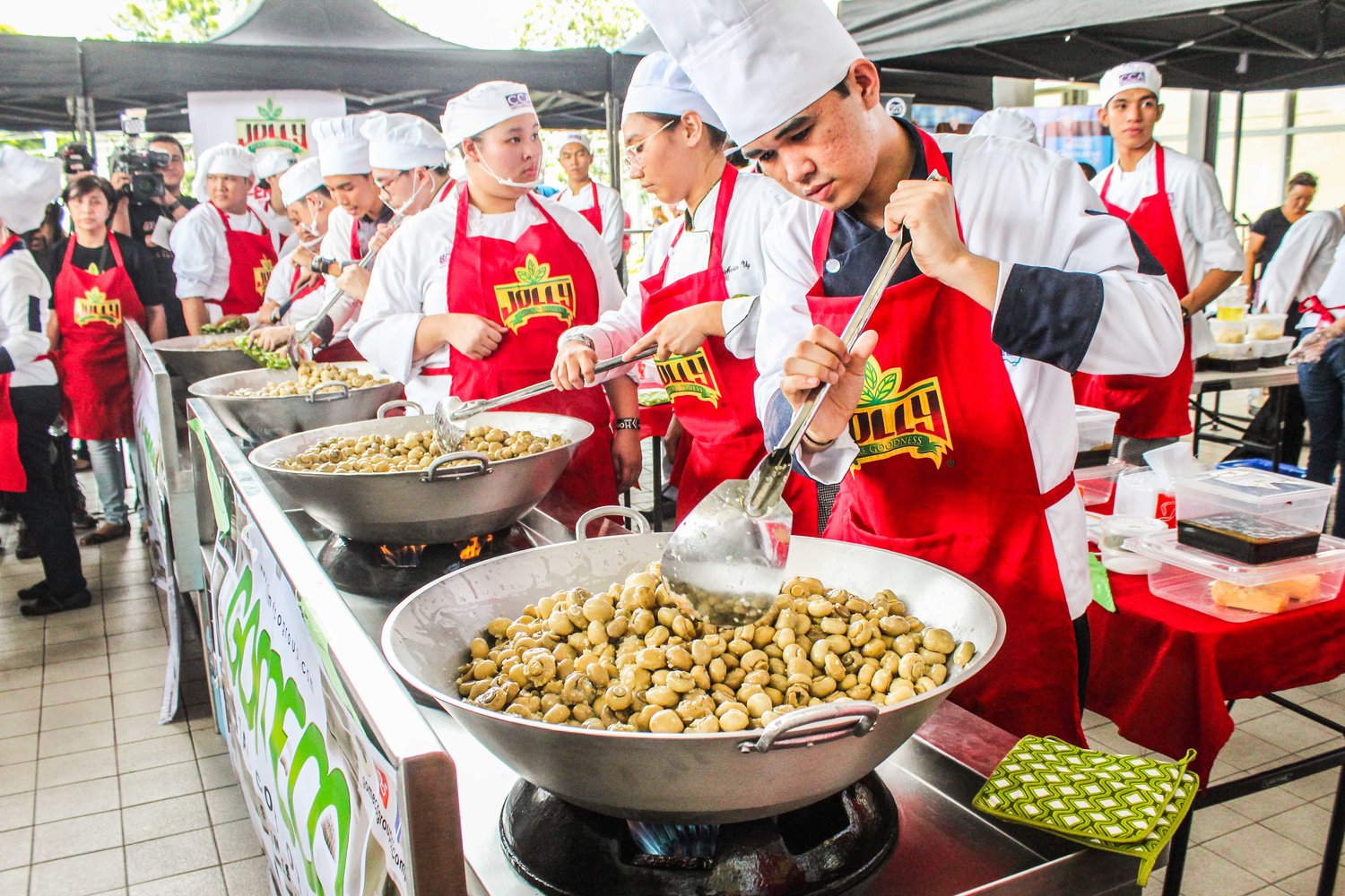Cookign-Stations.-Students-from-CCA-cooking-over-300-kg-of-mushroom-to-make-the-world-record..jpg