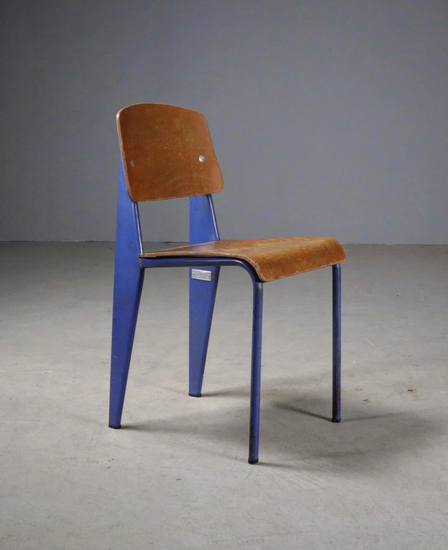 via @martinlours 

&bull;
&bull;
&bull;
#design #furnituredesign #jeanprouve #chair #gooddesign #industrialdesign #productdesign #designinspiration #supernormal