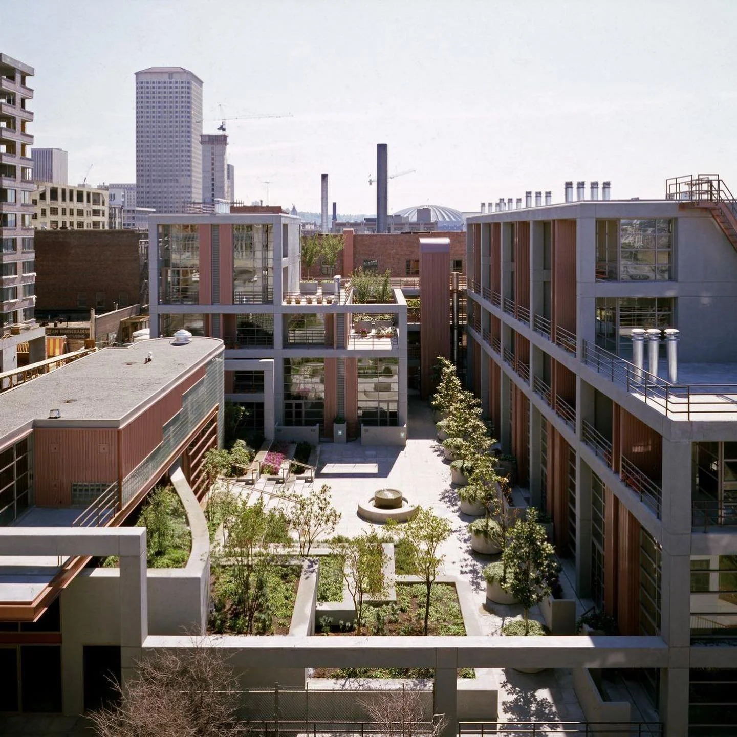 Hillclimb Court mixed-use/condominium building

1982, Olson Walker Architects (@olsonkundig) 

Photos by Eduardo Calderon &amp; Victor Gardaya

&bull;
&bull;
&bull;
#architecture #archdaily #architecturelovers #design #designdaily #designinspiration 