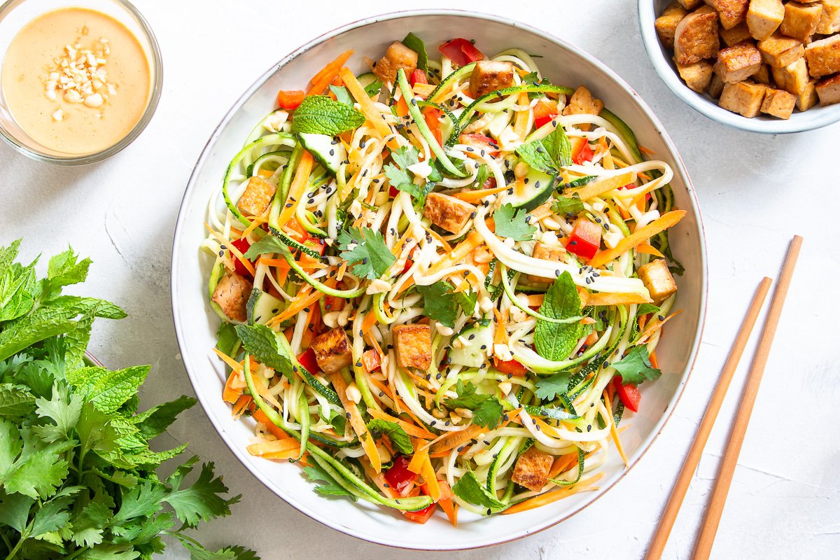 Zucchinisalat vietnamnesischer Art mit Erdnusssauce