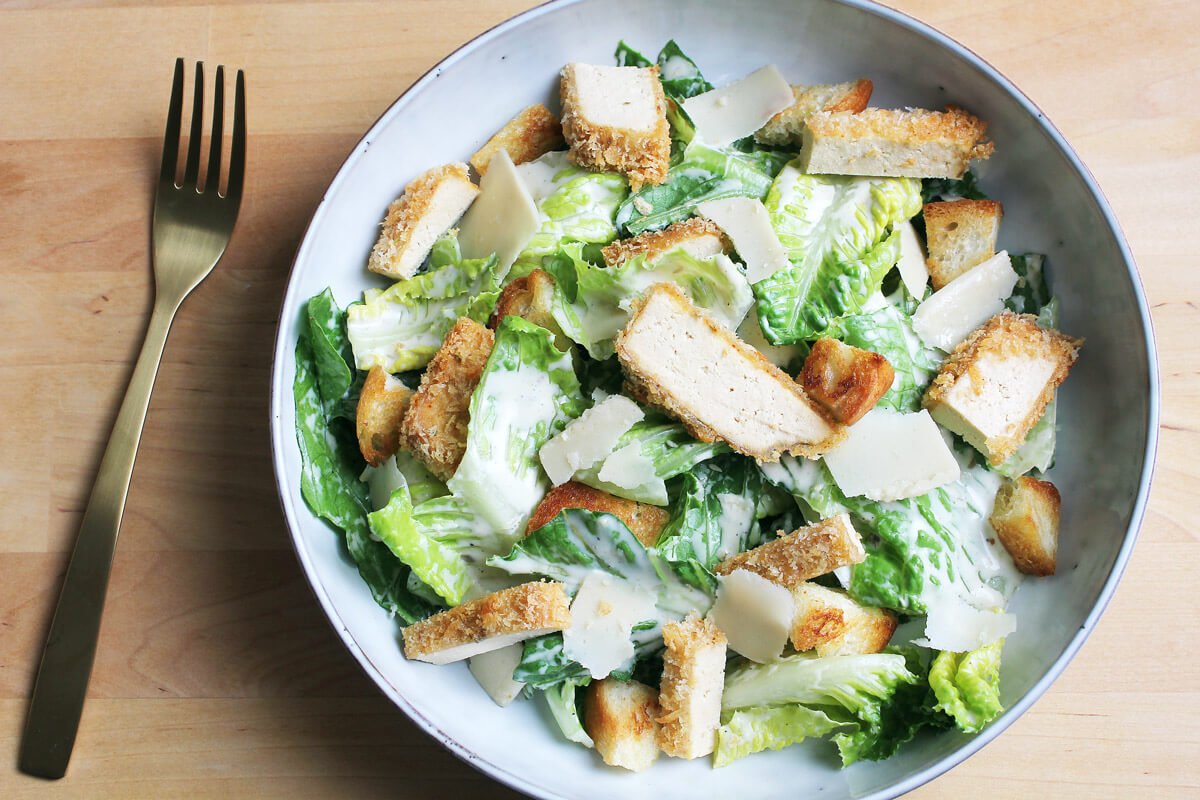 Caesar Salat mit Knusper-Tofu