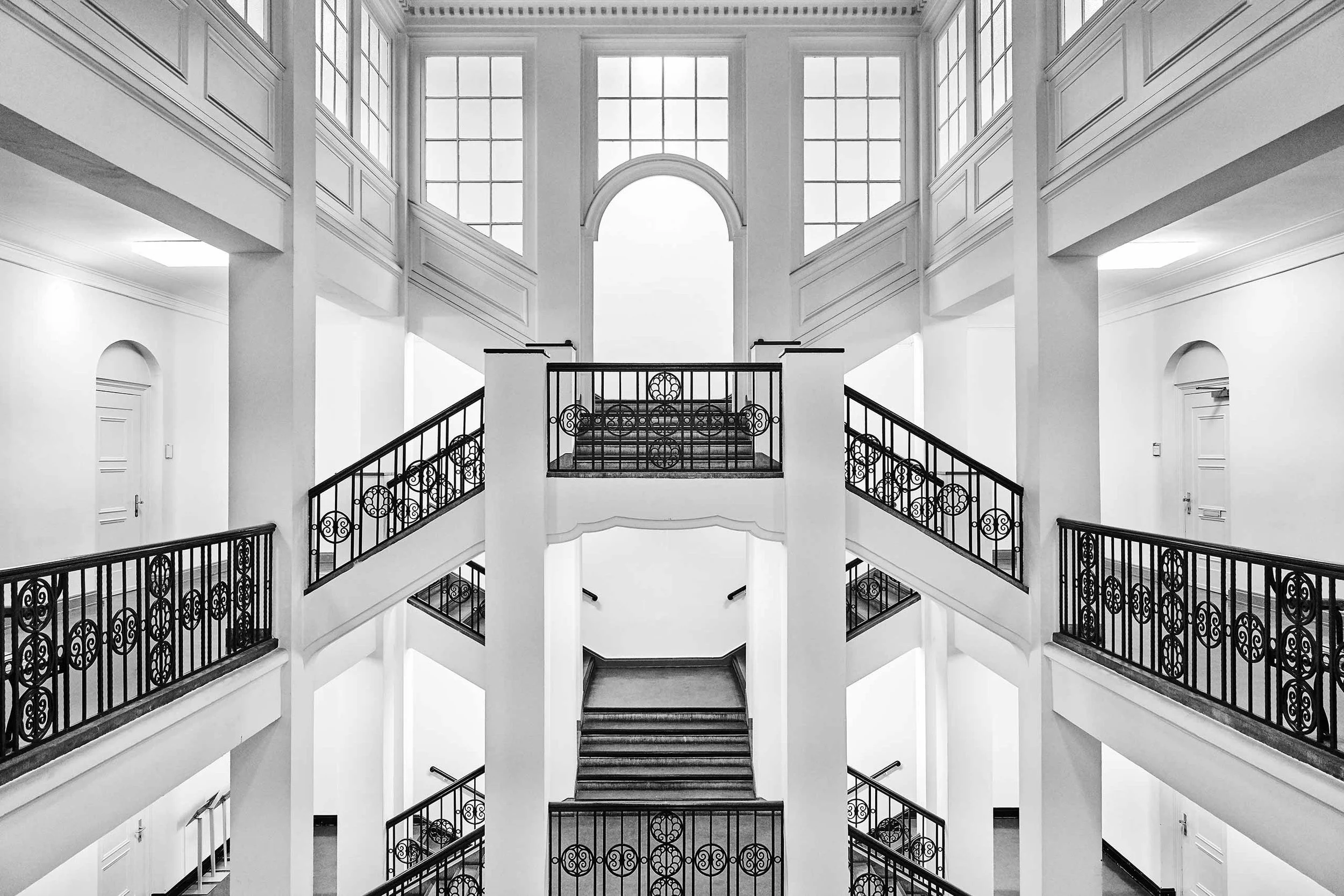 Treppenhaus der Handwerkskammer in Schwarz-weiss