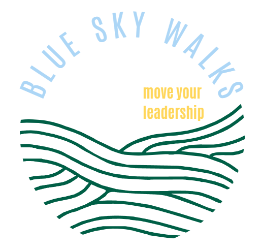 Logo voor Blue Sky Walks met de tekst 'move your leadership' en groene lijnen die een berg of landschap vormen.