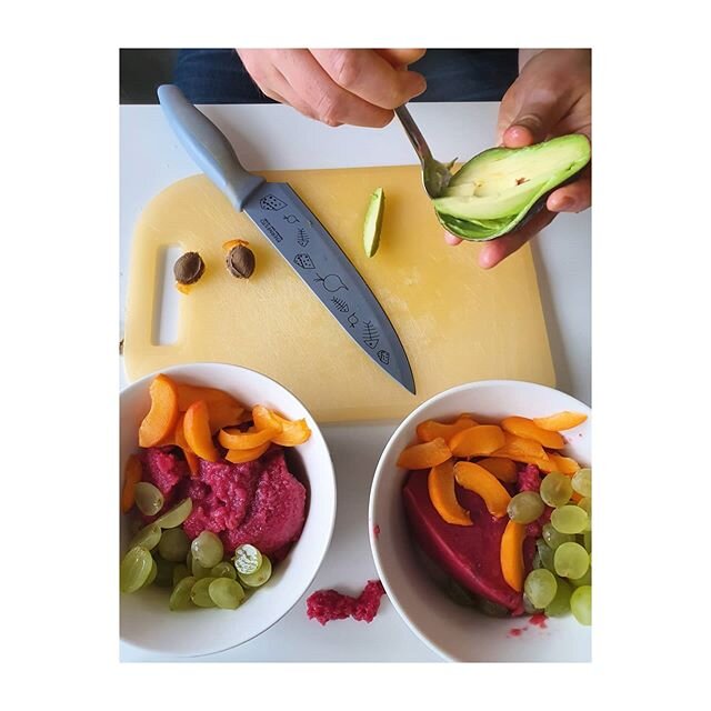 Breakfast in the making by @villesyrjalainen 🍊🍇🥑🍑🥣
.
.
#sandhja #breakfast #fruitbowl